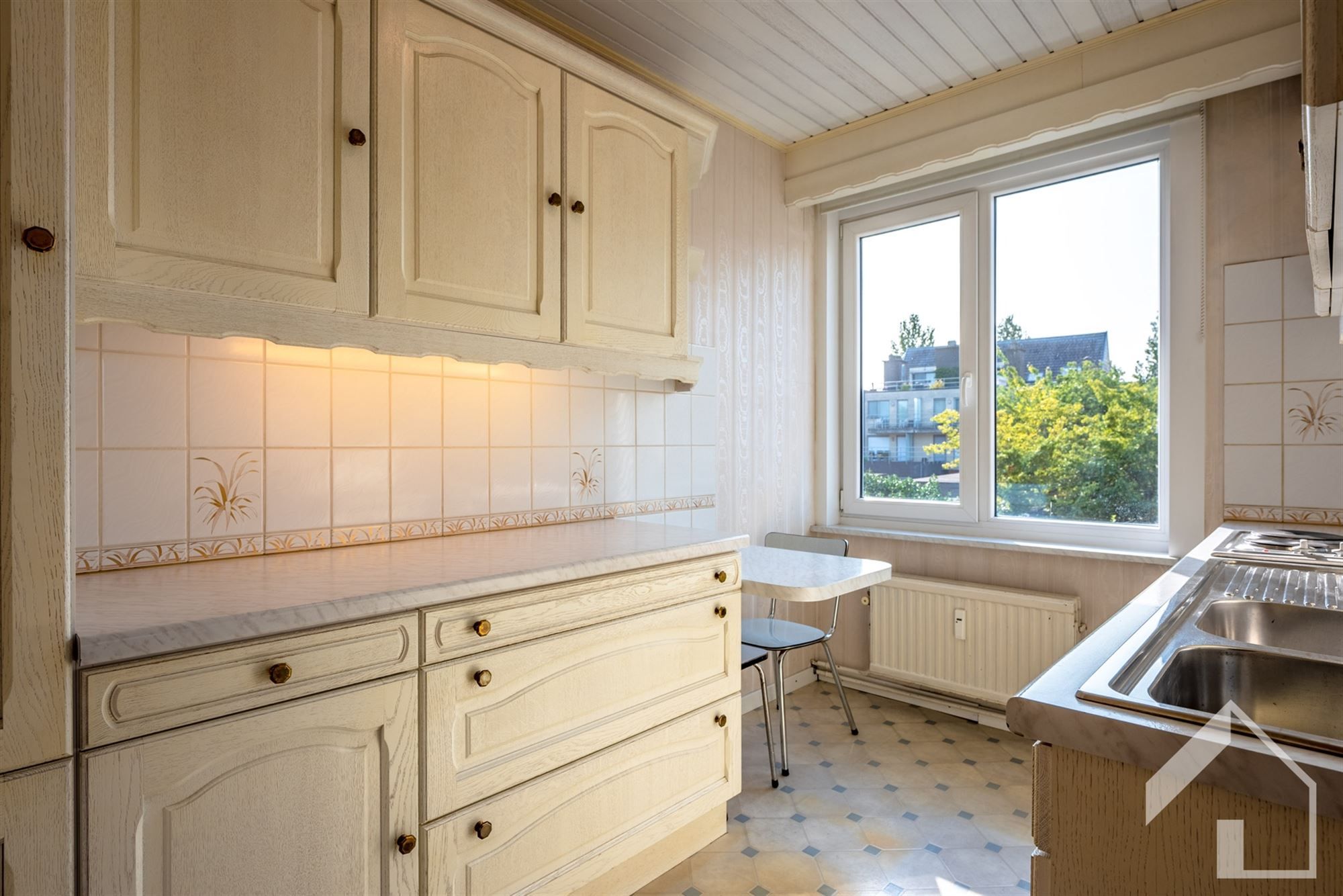 Ruim op te frissen 3-slaapkamerappartement met garage  foto 5