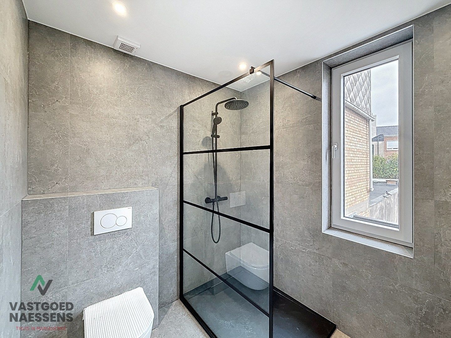 VOLLEDIG GERENOVEERDE WONING MET TUIN / 5 SLPK  foto 11