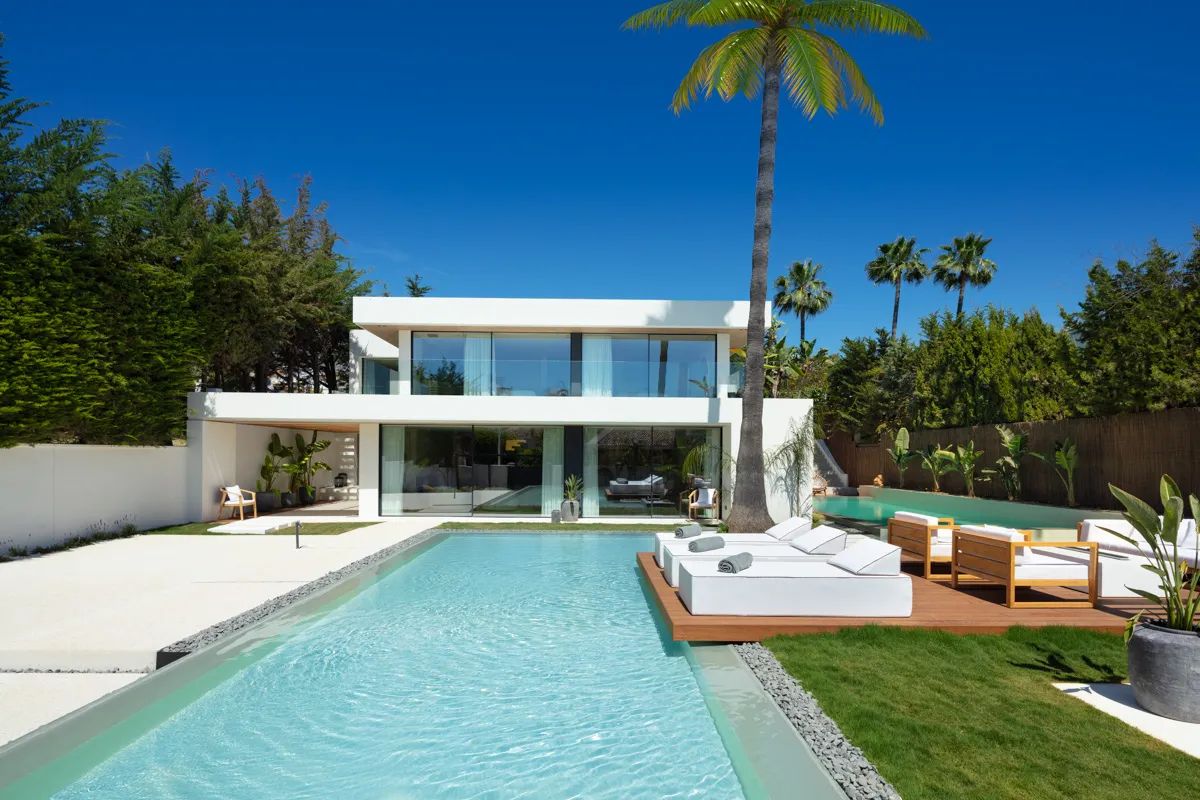 Strak, stijlvol en subliem: moderne designvilla in het hart van Nueva Andalucía – luxe leven op topniveau aan de Costa del Sol foto {{pictureIndex}}
