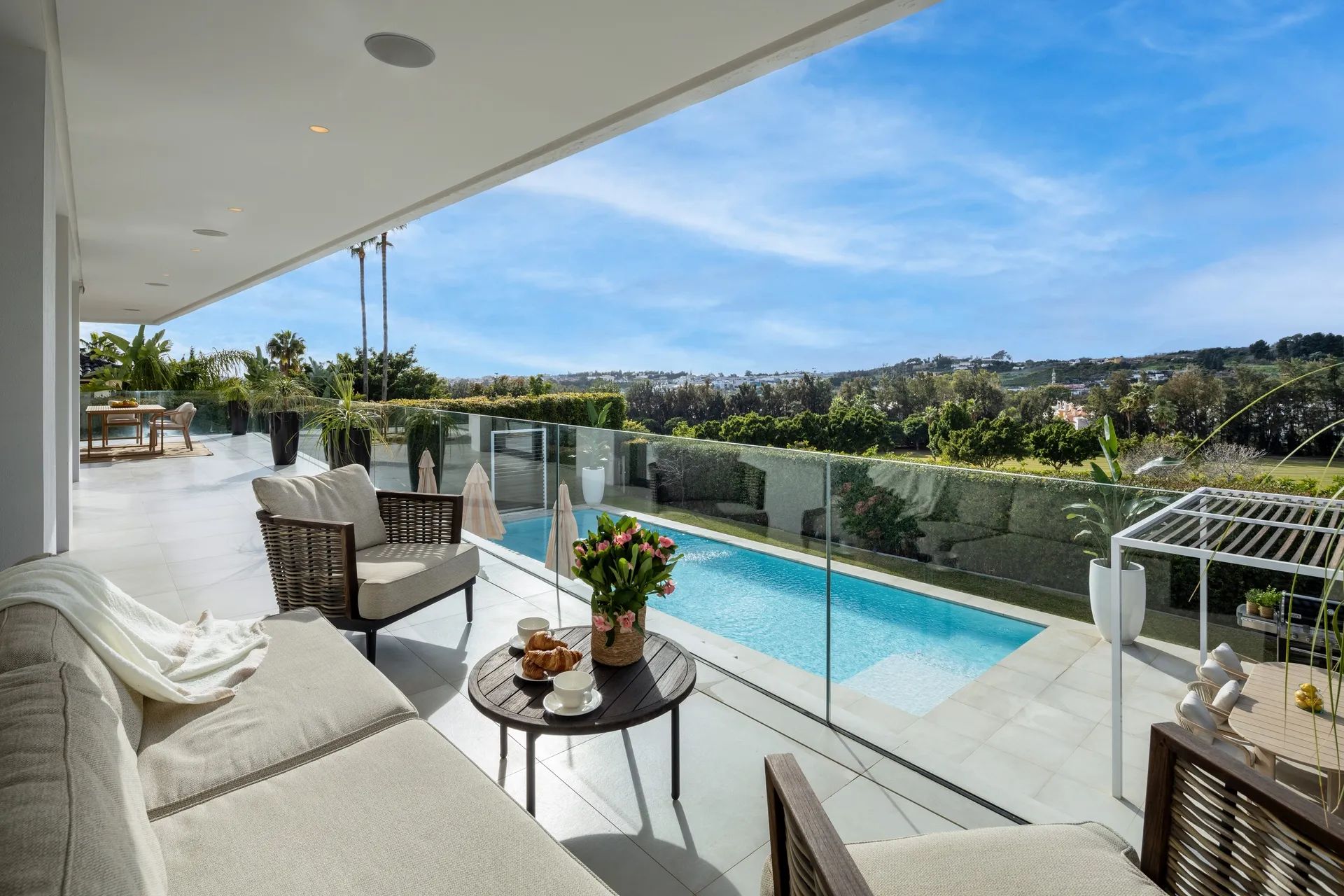 Moderne luxe aan de golfbaan – villa met adembenemend uitzicht in het hart van Nueva Andalucía foto 17