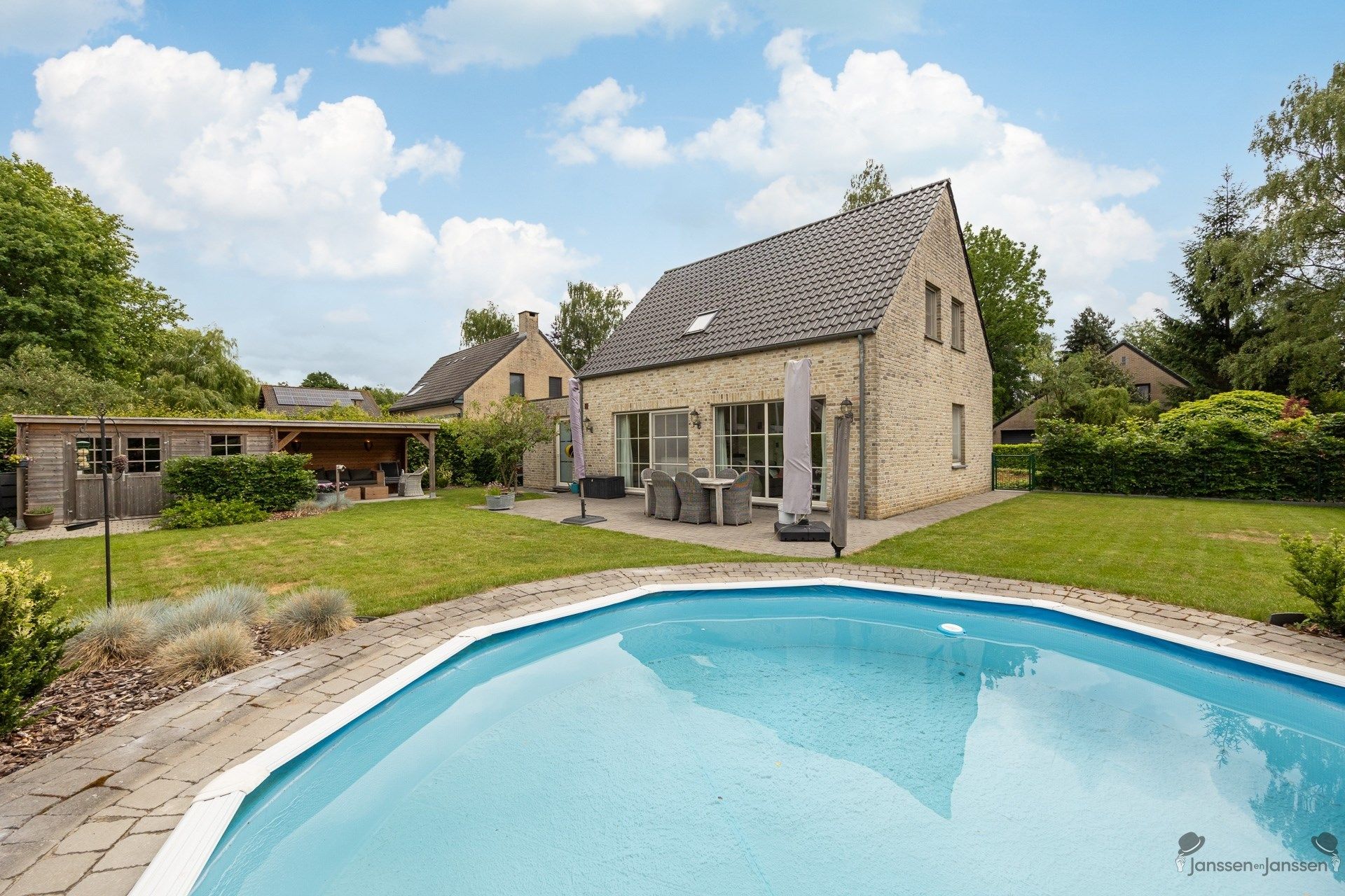 Instapklare woning met vier slaapkamers op een ruim perceel van 659m². foto 24