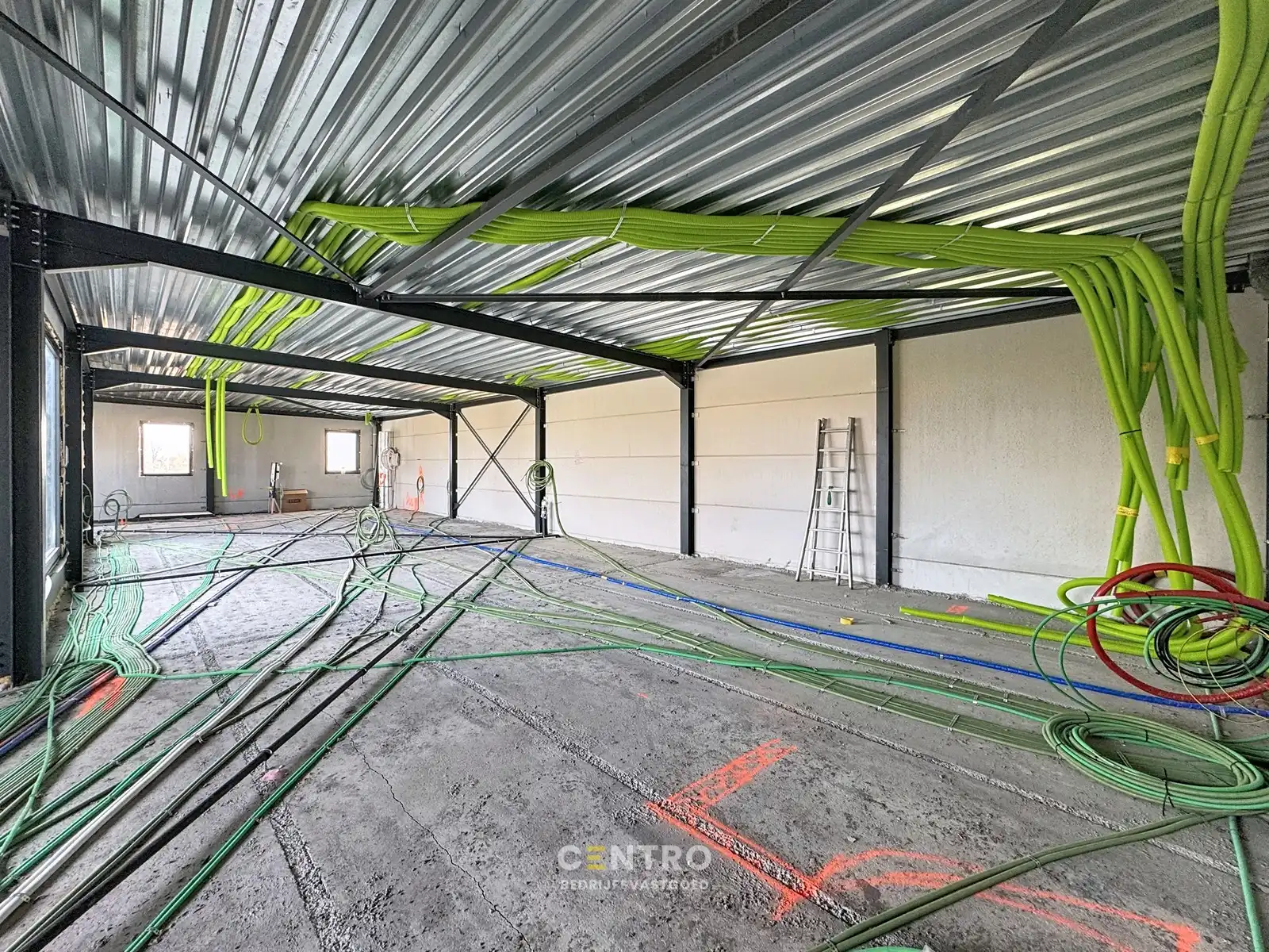 NB BEDRIJFSPAND bestaande uit MAGAZIJN met TOONZAAL/BURELEN en casco LOFT-APPARTEMENT met groot TERRAS. Op ambachtelijke zone "Schatting" te Zedelgem foto 9