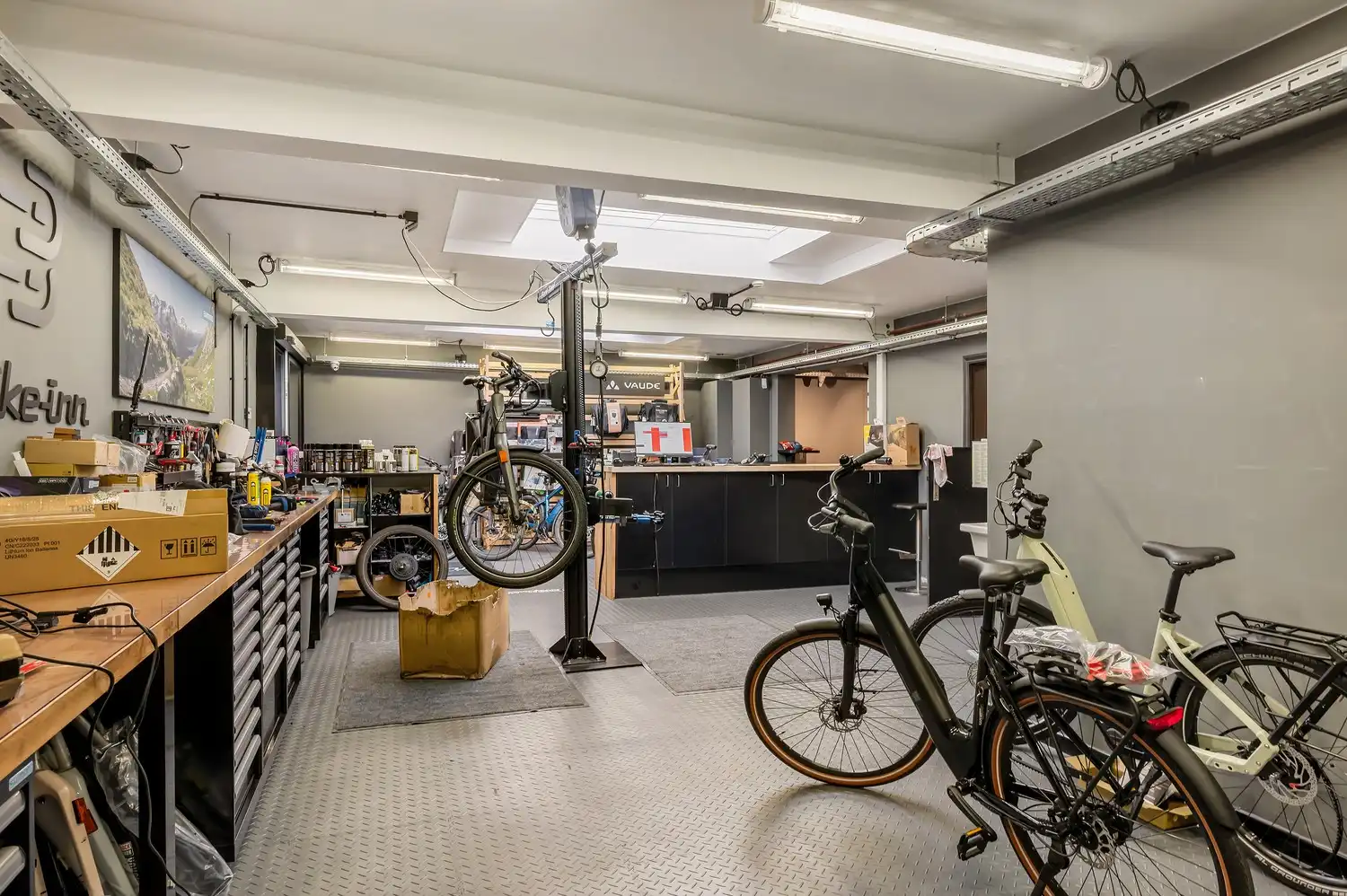 Opbrengsteigendom te koop – Handelsgelijkvloers + magazijnen foto 12