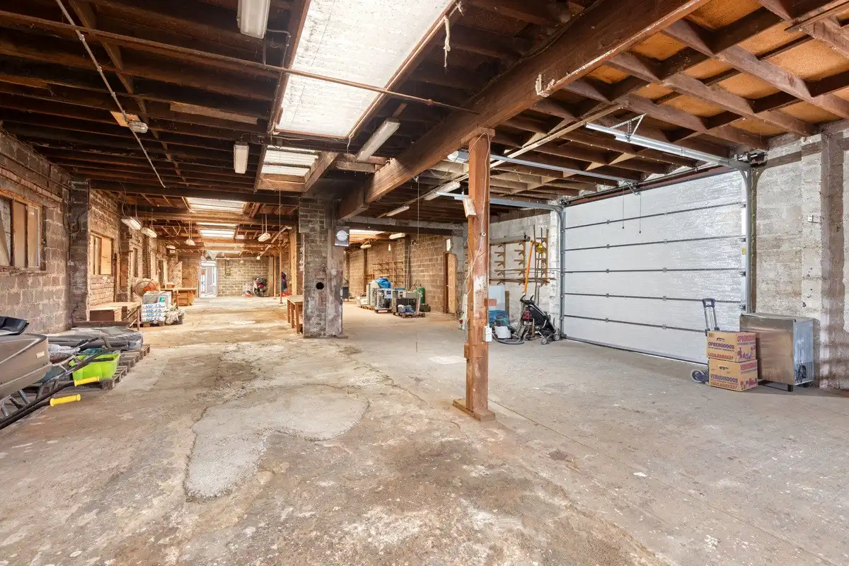 Te renoveren rijwoning met achterliggend groot magazijn! foto 12