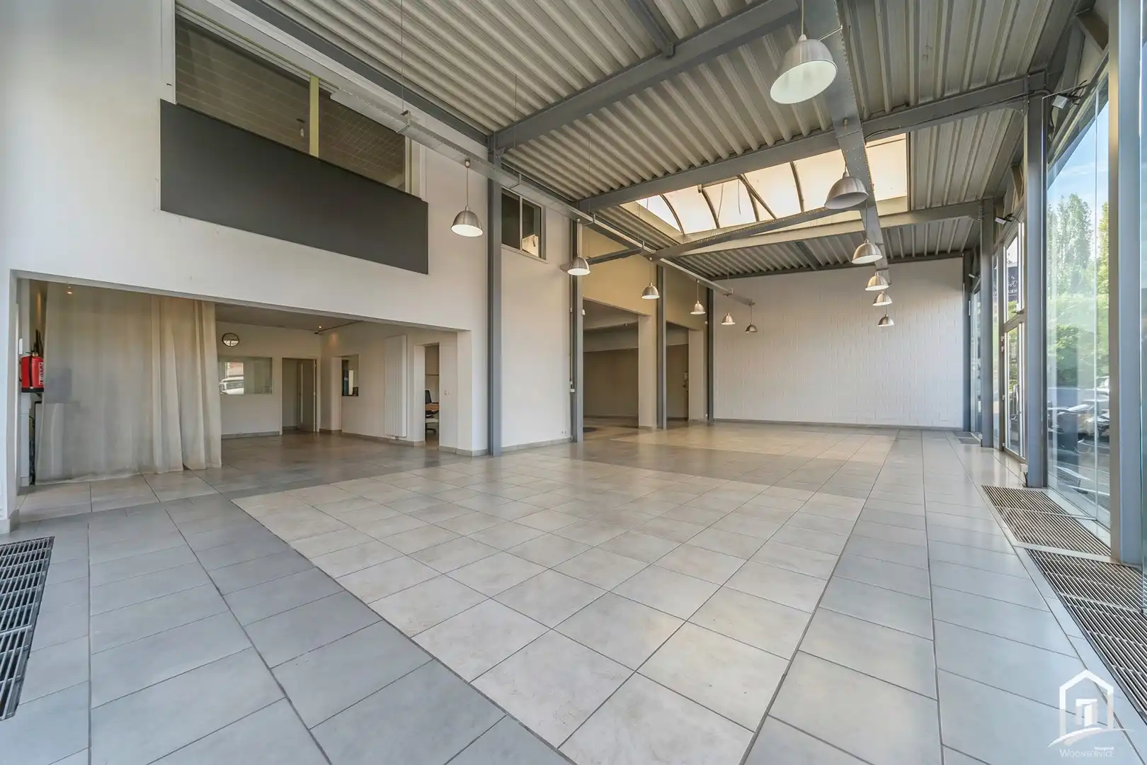 Ruim commercieel pand met showroom en magazijn op uitstekende locatie te Erembodegem foto 2