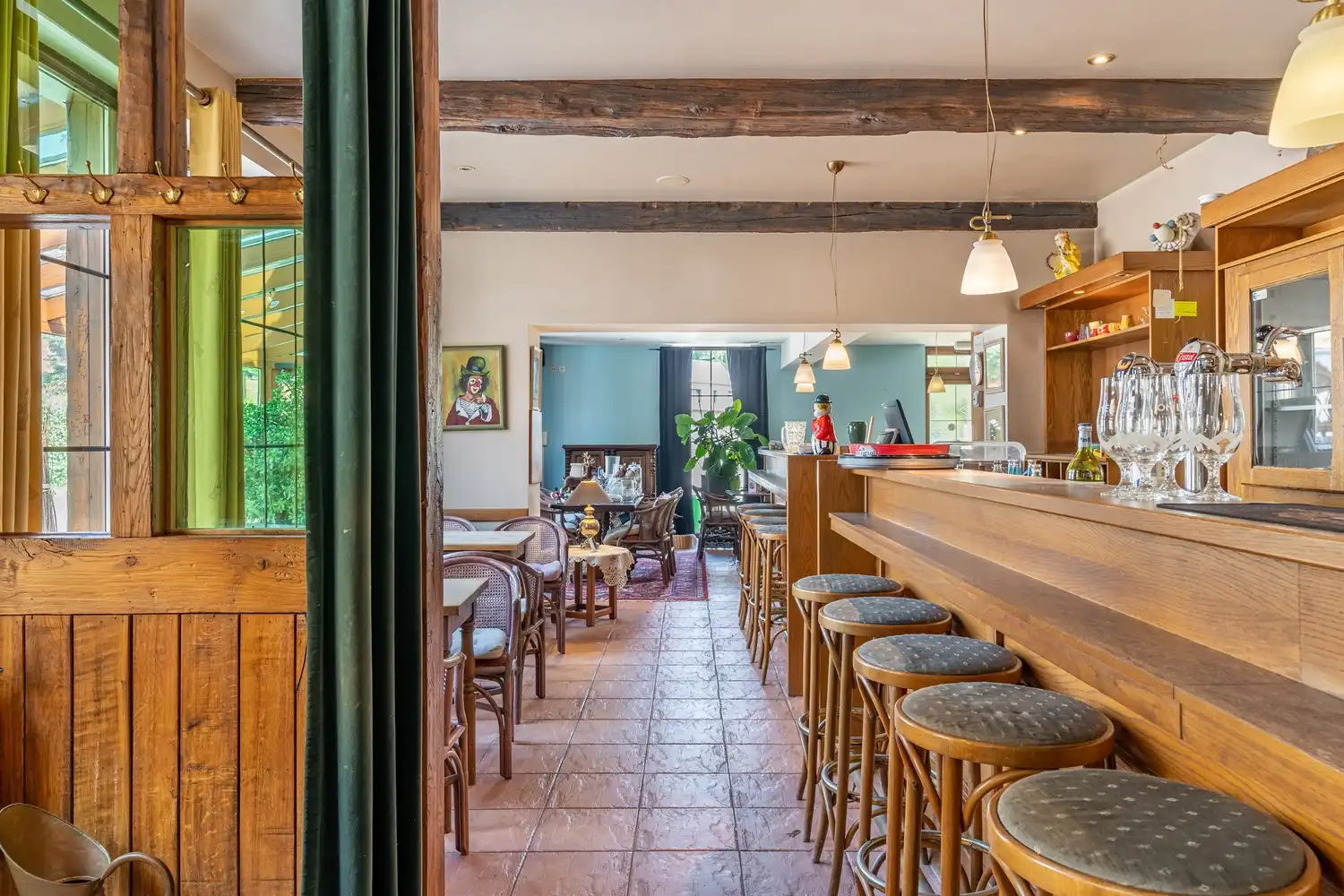 Zeer gunstig gelegen handelshuis op een ruim perceel grond foto 2