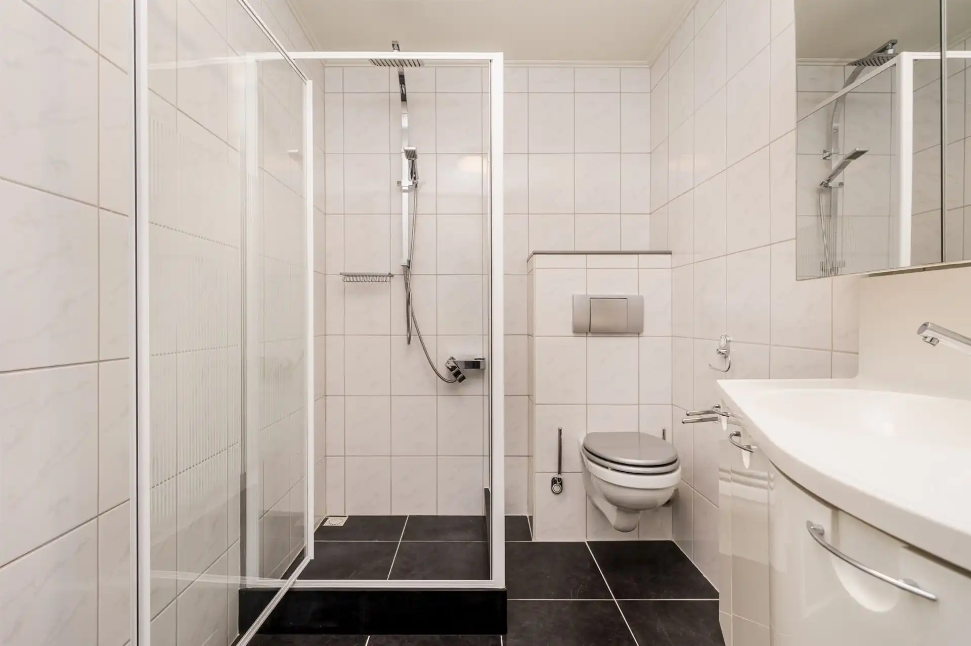 Ruime halfopen bebouwing  met 5 slaapkamers, tuin en garage. foto 14