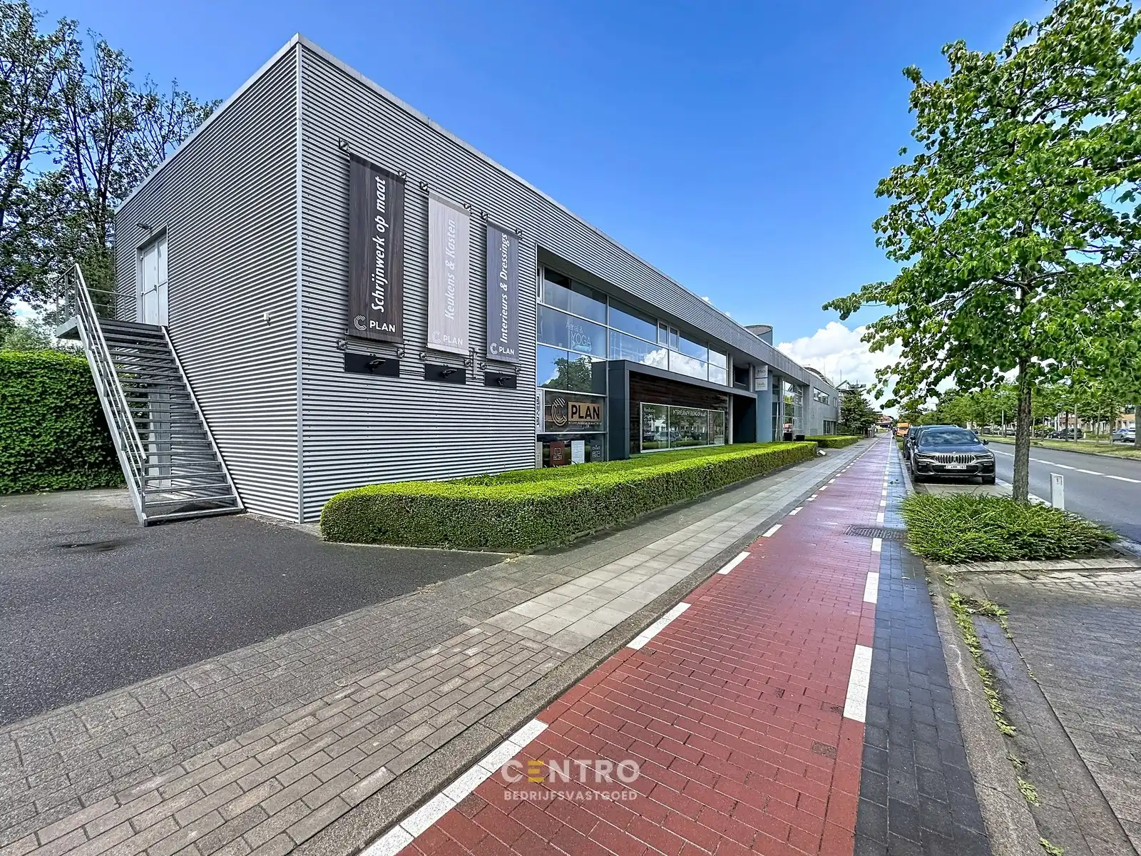 Instapklare HANDELSRUIMTE op gelijkvloers (248m²) langs een drukke invalsweg van Brugge! Ruime parkeergelegenheid langs de openbare weg alsook op het terrein (9-tal). foto 2