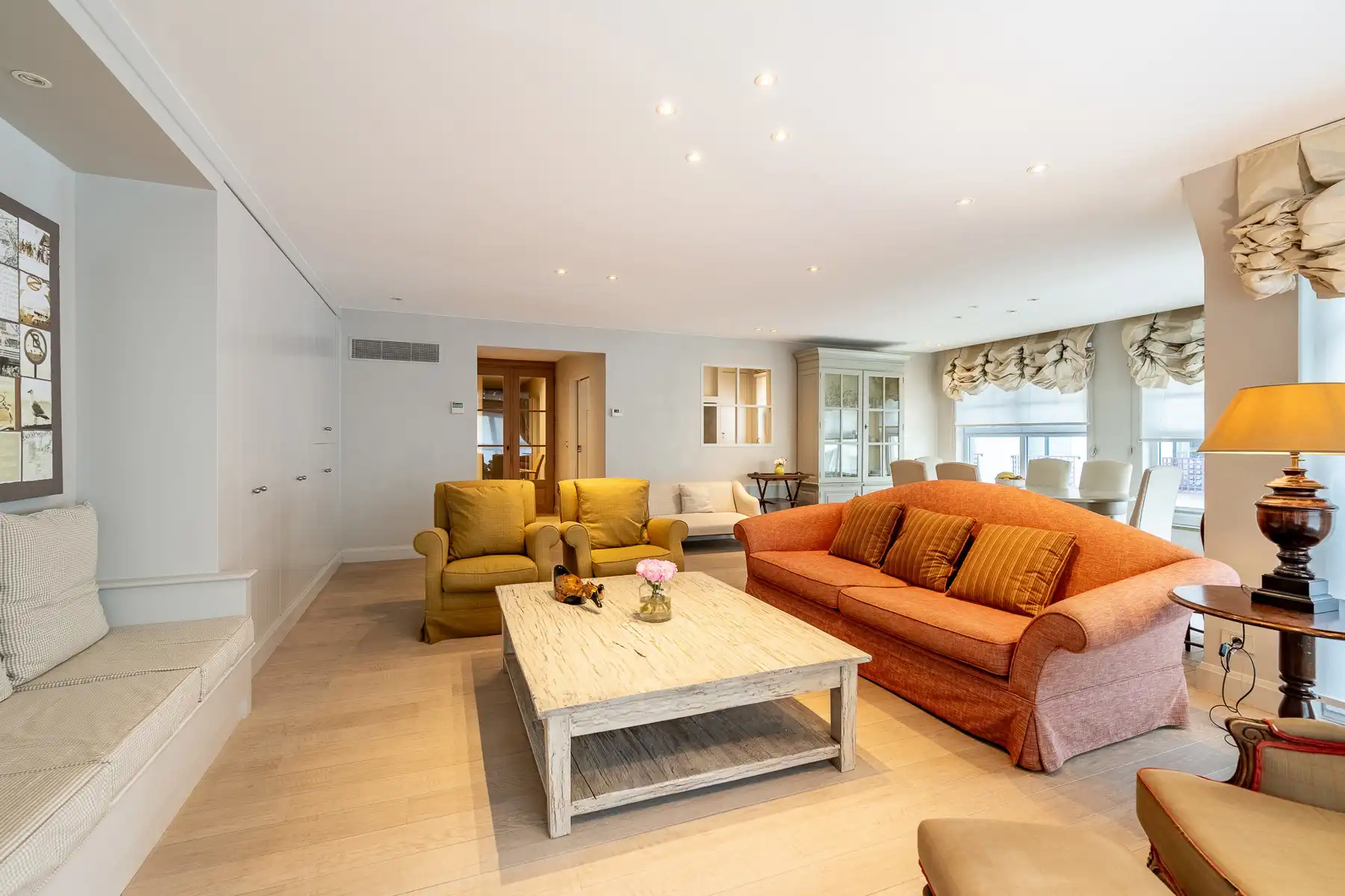 Ruim (155 m²) gemeubeld 3 SK appartement in hartje Zoute foto {{pictureIndex}}