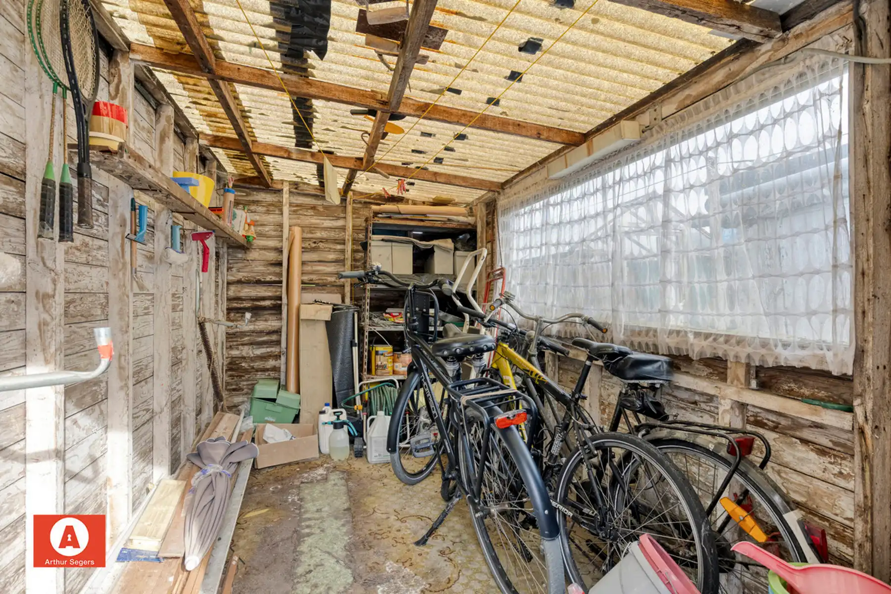 Solide half-open bebouwing met achtergelegen fietswegel. foto 23