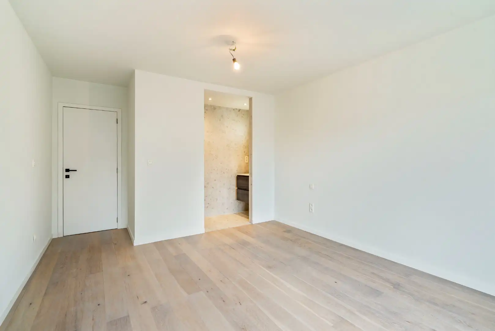 Prachtige luxueus gerenoveerd appartement op het eerste verdiep! foto 14