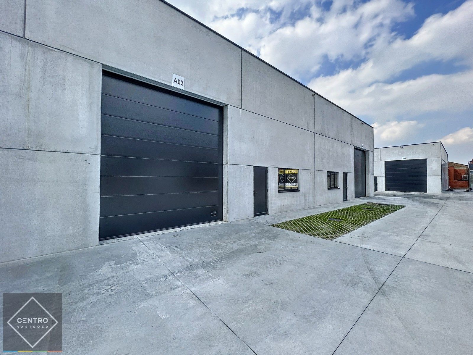 NB MAGAZIJN (220m2), voorzien van elektrische sectionaalpoort, deur, raam (voor kantoor) en 2 private parkeerplaatsen op industriezone te Waregem. foto 2