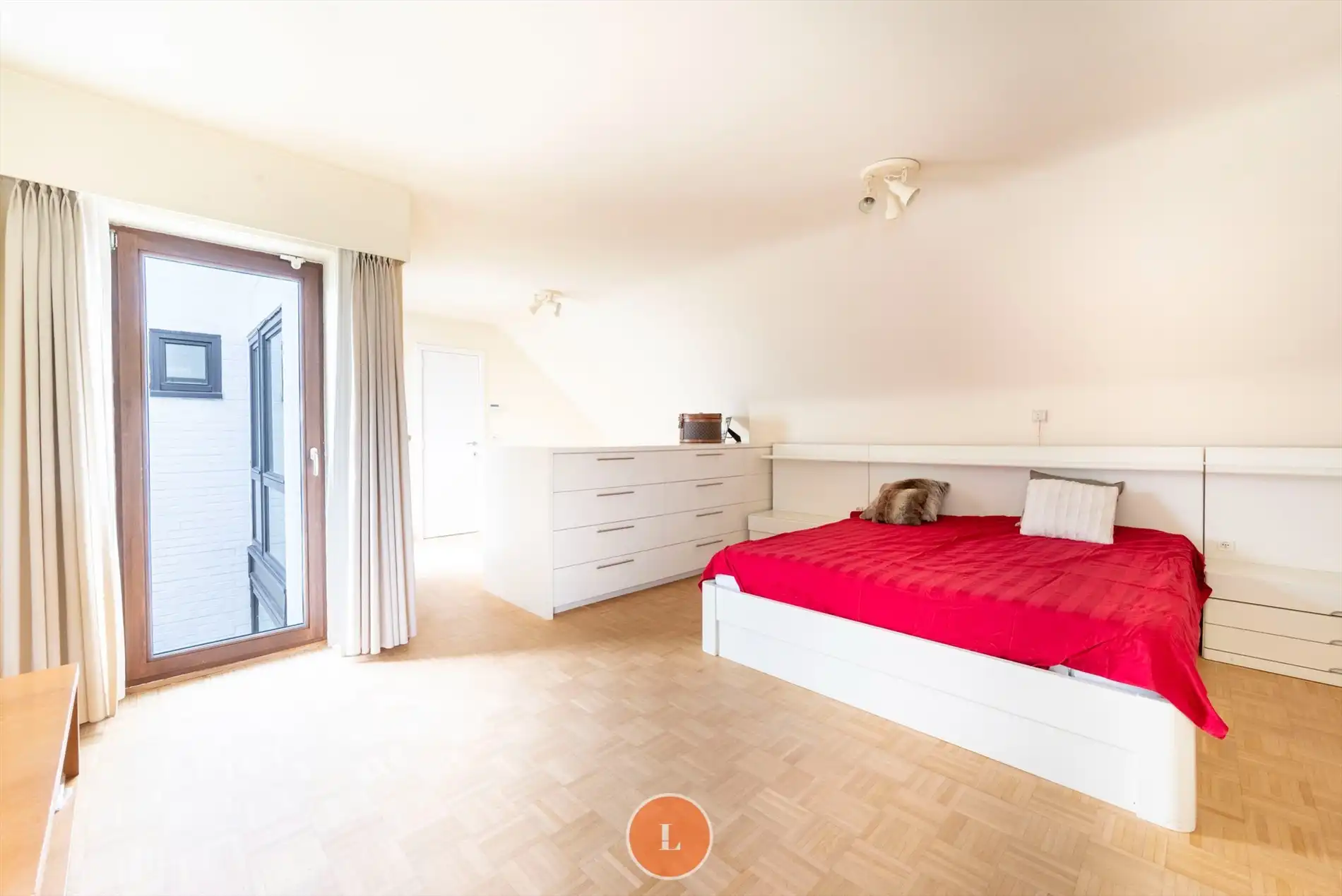Villa met praktijkruimte en vijver op 1349m² foto 13