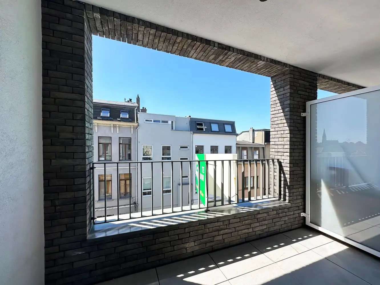 Appartement met 2 slaapkamers en terras te Antwerpen! foto 2