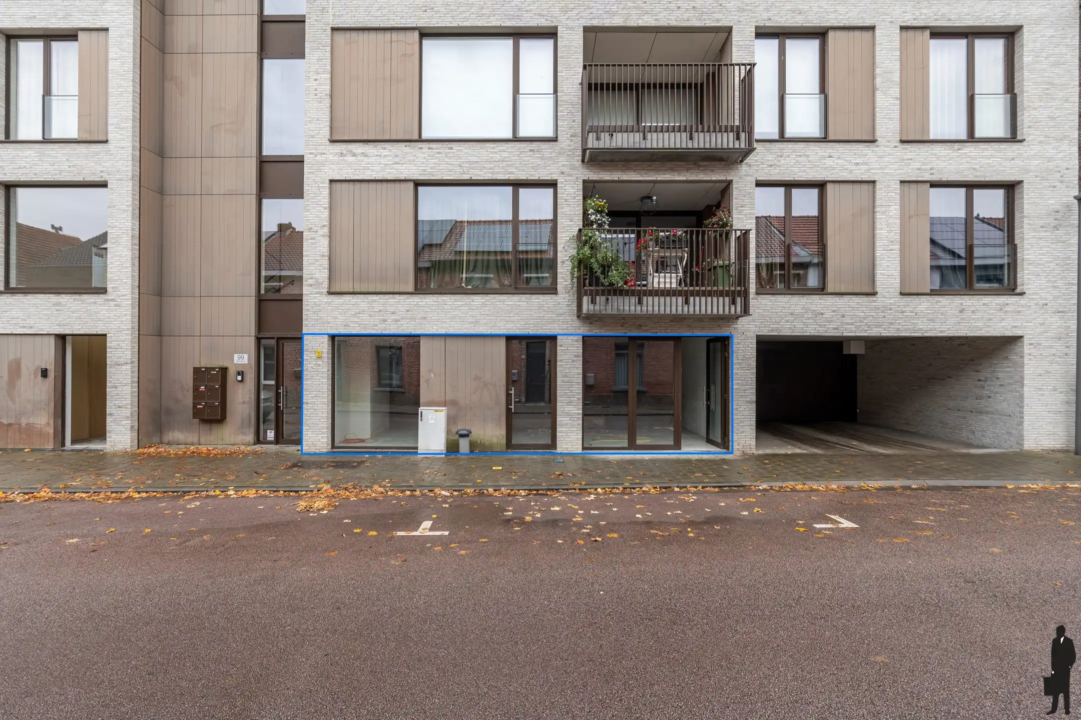 Instapklaar gelijkvloers handelspand in Turnhout foto {{pictureIndex}}