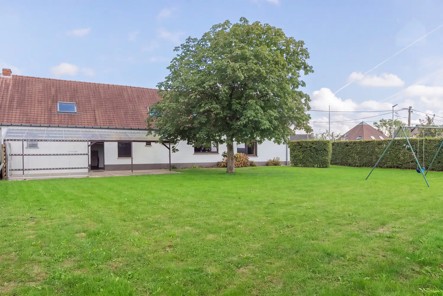 Charmante woning met 6 slaapkamers, garage en gezellige tuin op 695 m² foto 2