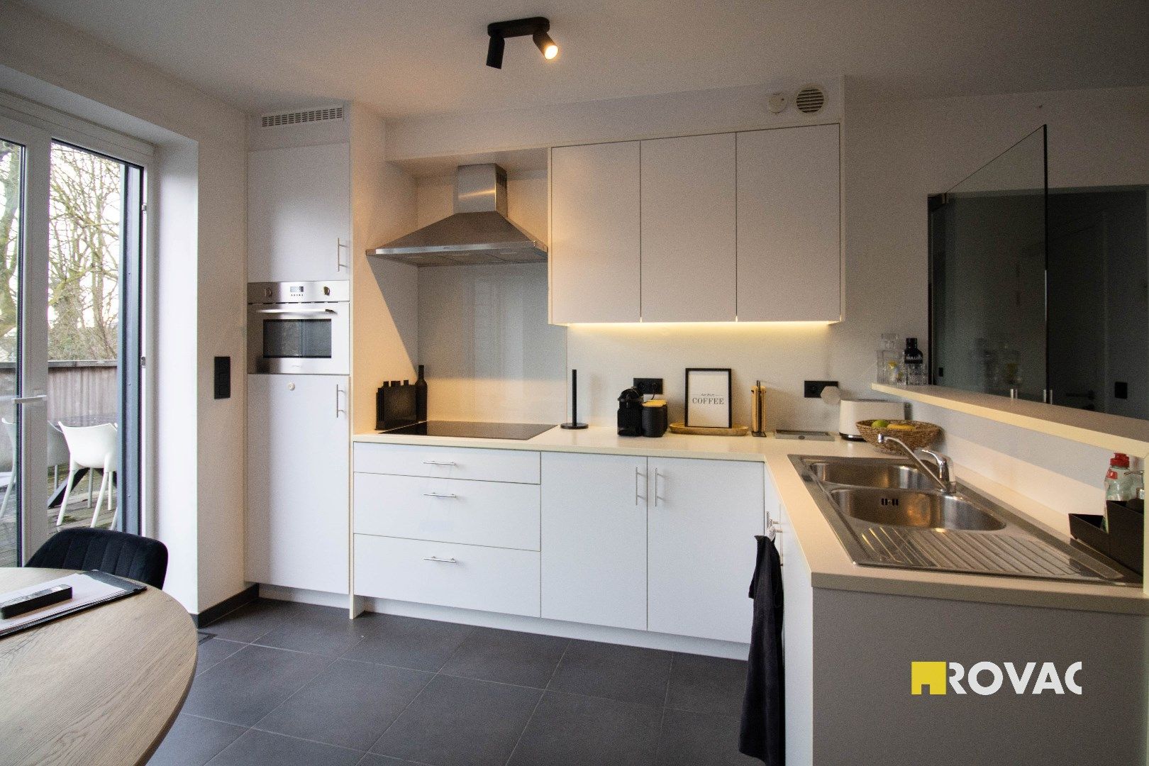 Zonnig appartement op 1e verdieping met ruim terras nabij centrum foto 10