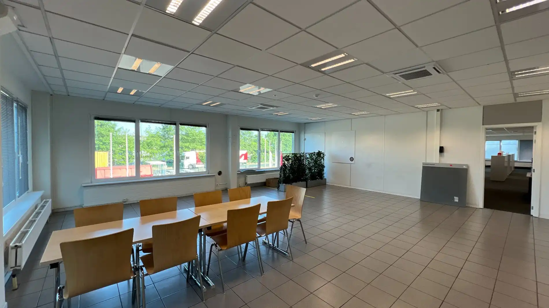 Loods met kantoren te huur in haven van Gent foto 17