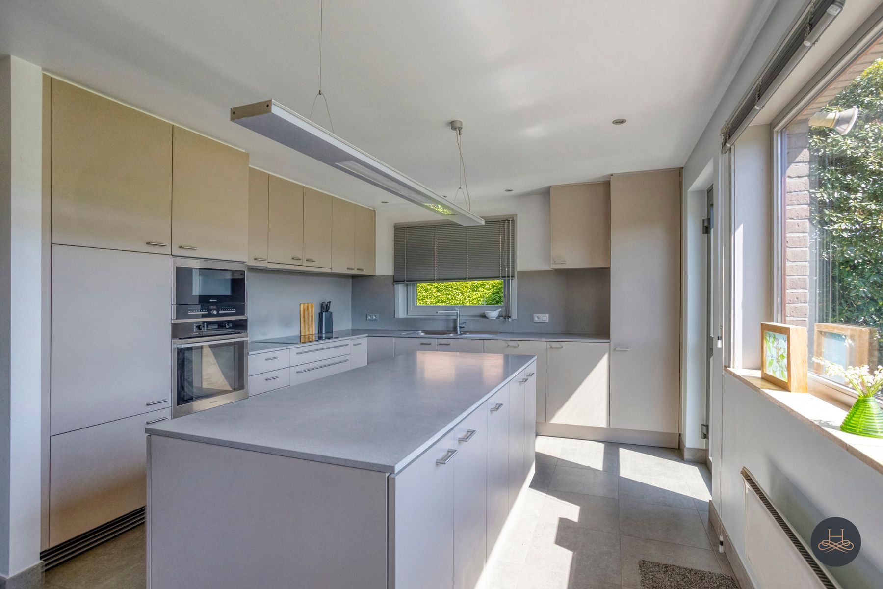Vrijstaande woning met prachtig aangelegde zuidgerichte tuin foto 9