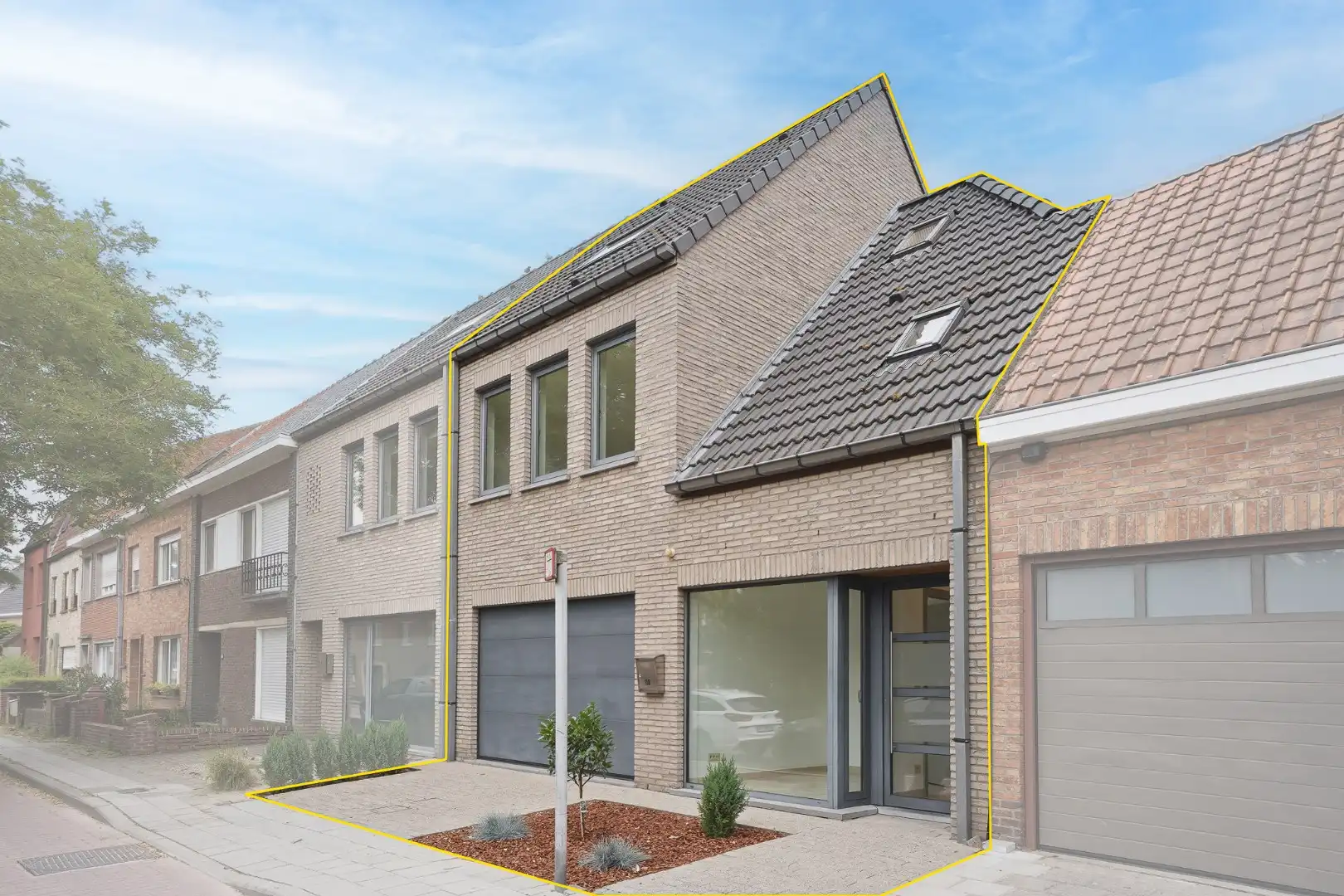Instapklare rijwoning met garage op toplocatie in hartje Sint-Michiels foto 13