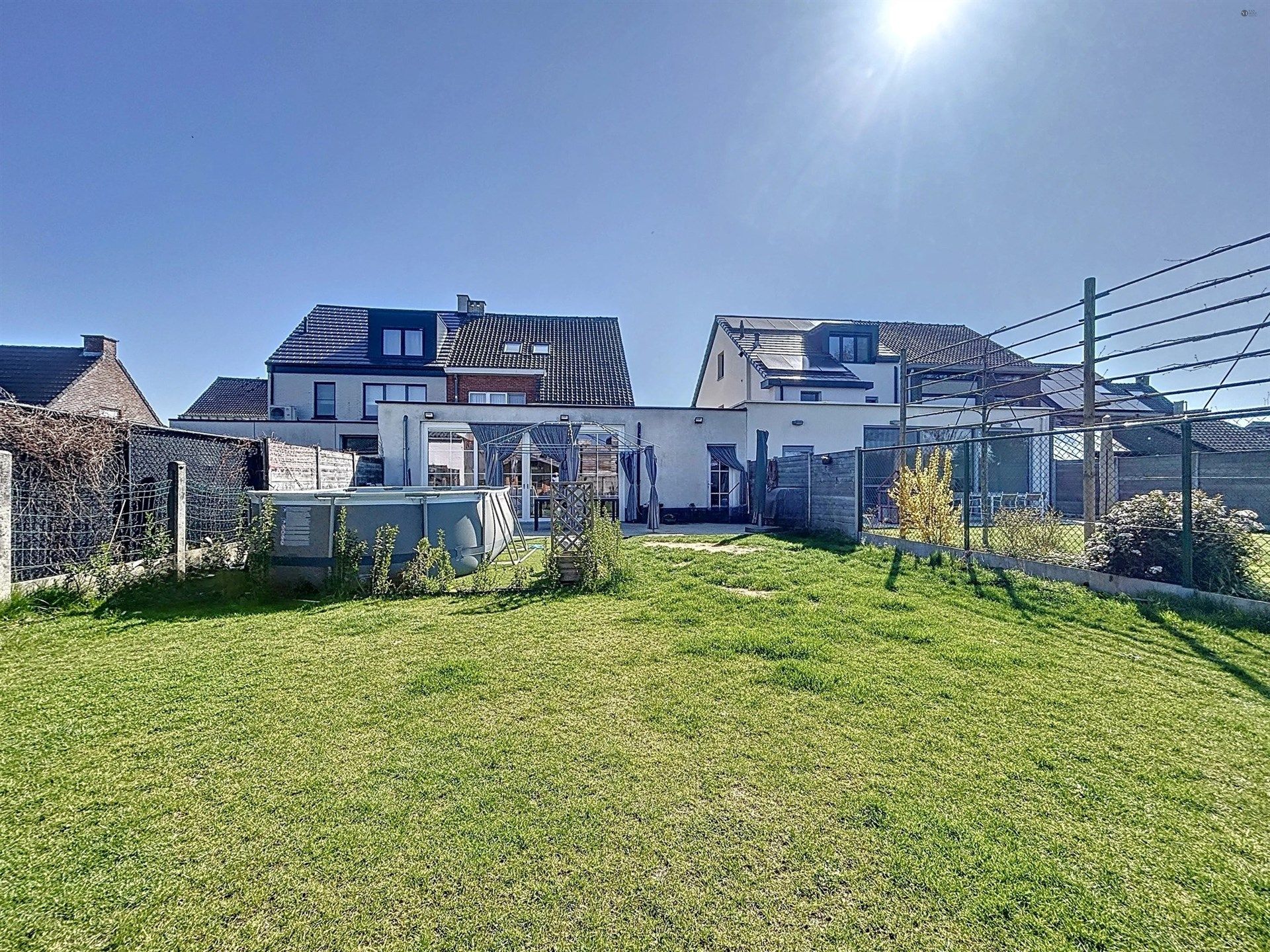 instapklare gezinswoning met 4 slaapkamers, aparte studio en 3 badkamers op perceel van 453m²  foto 5