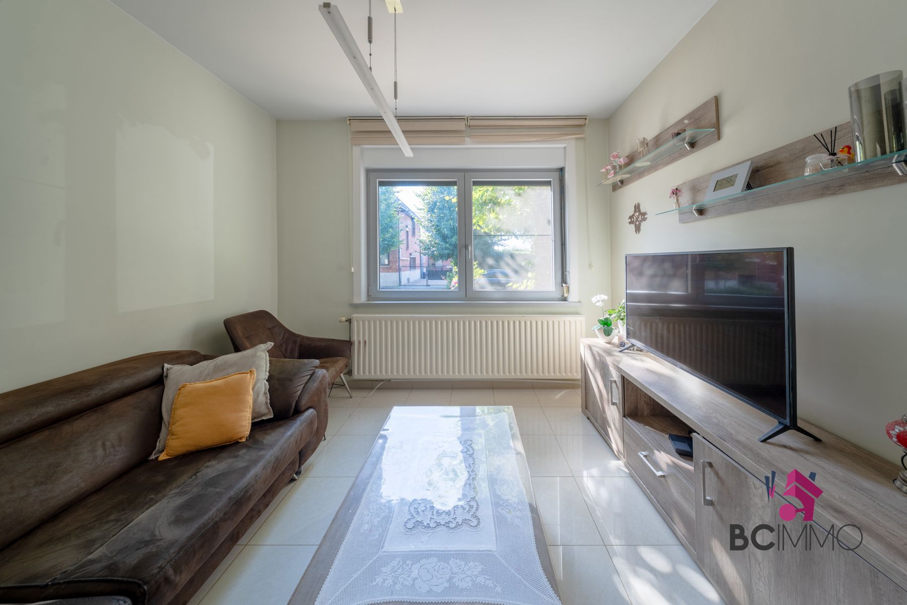 Halfopen woning met garage, zonnepanelen en ruime oprit foto 12
