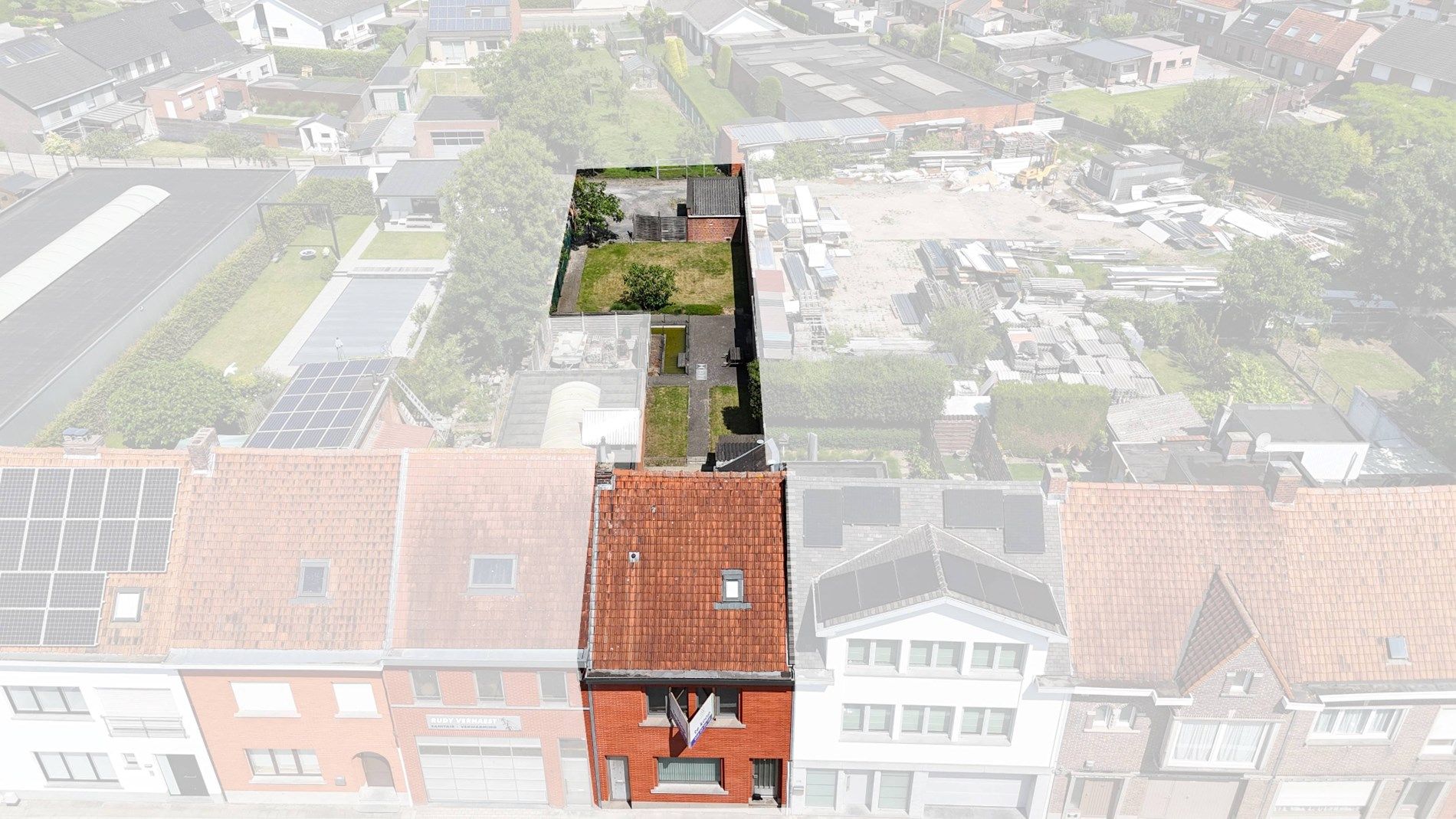 Hoofdfoto van de publicatie: Gezellige rijwoning te koop in Harelbeke met achteraan een uitweg en mogelijkheid tot het bouwen van een magazijn