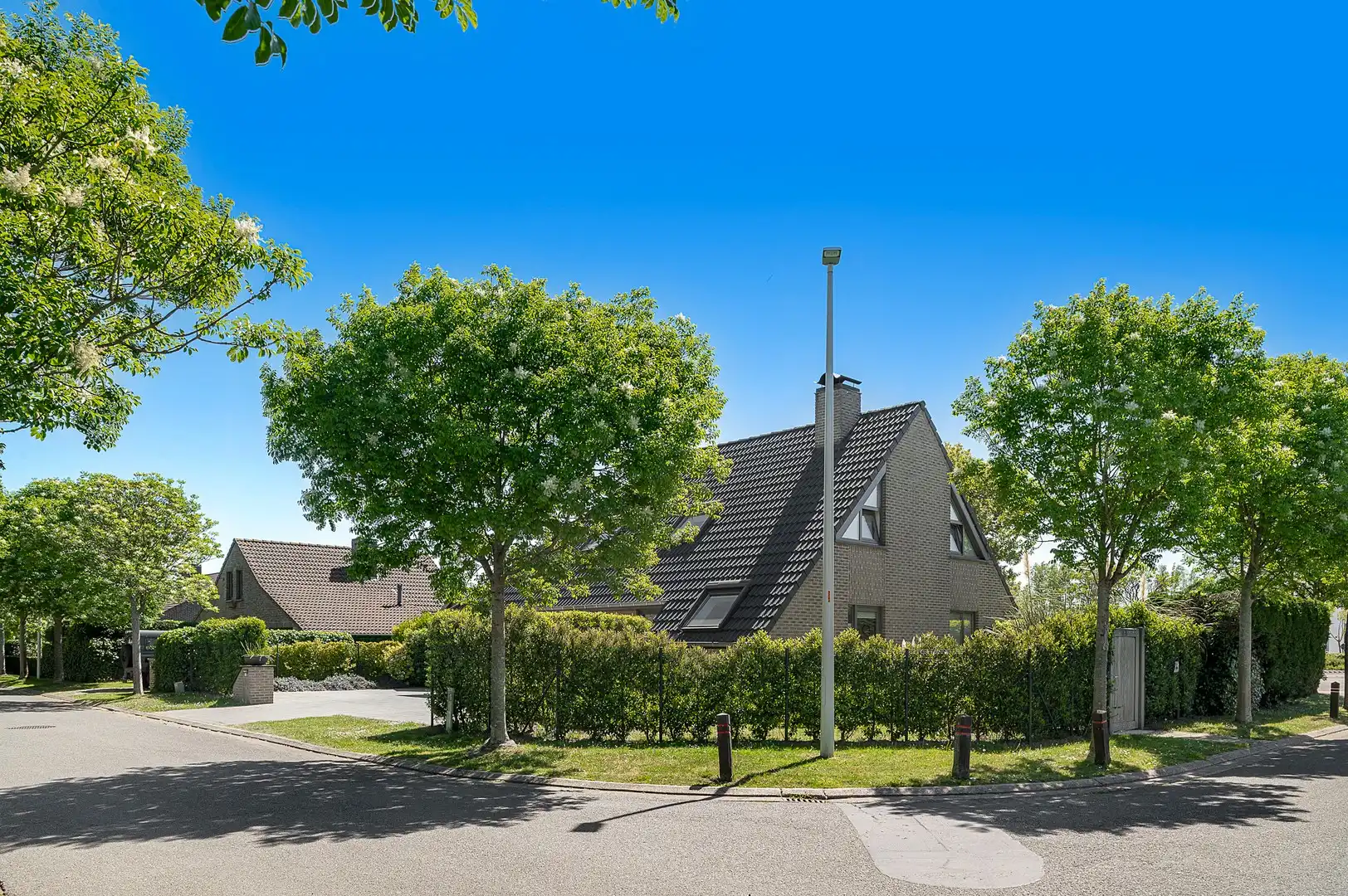 Vrijstaande villa gelegen op een zonnig hoekperceel. foto 4