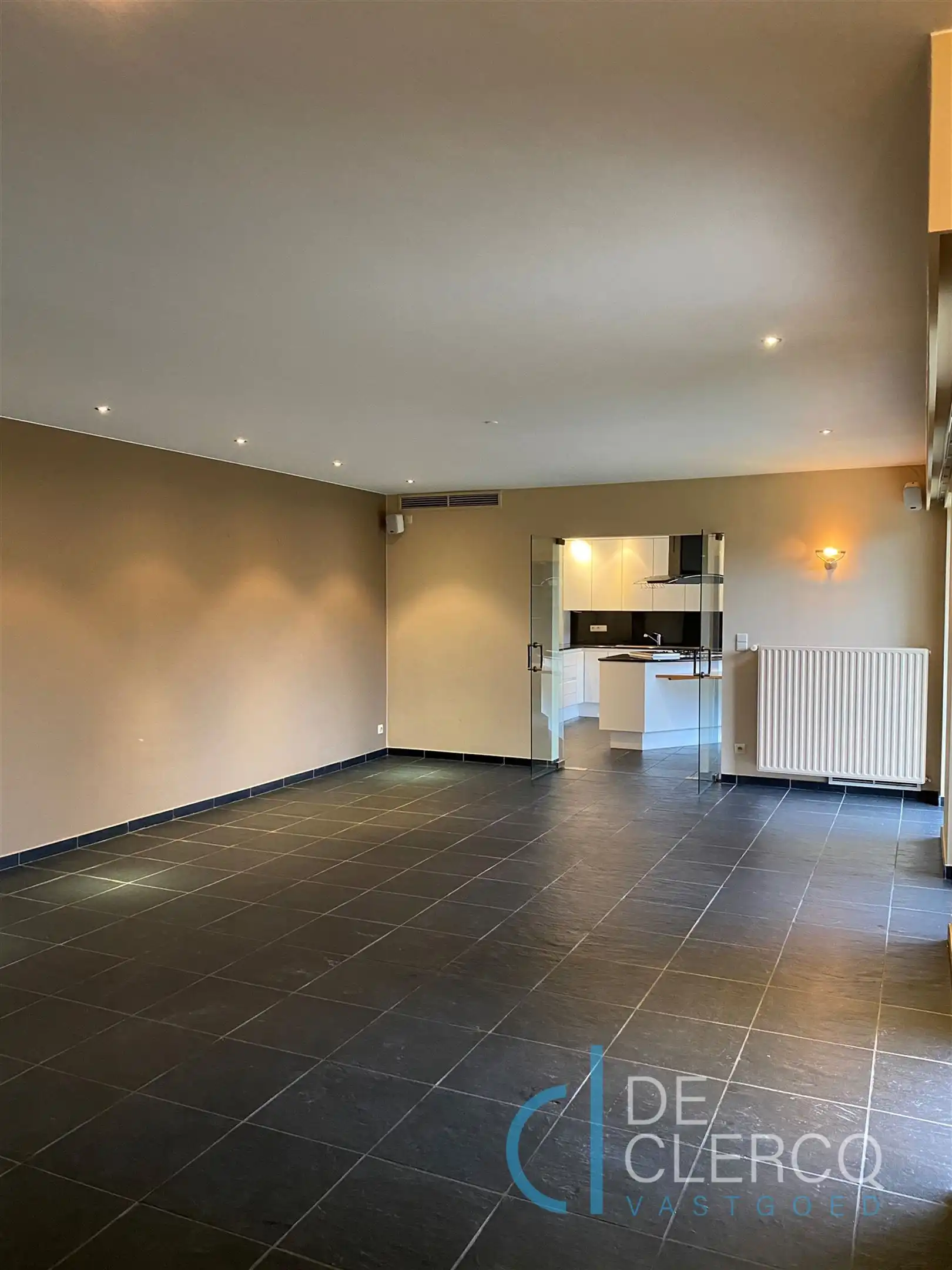 Karaktervolle woning verscholen in een rustige omgeving langs de Antwerpsesteenweg te Oostakker!  foto 5