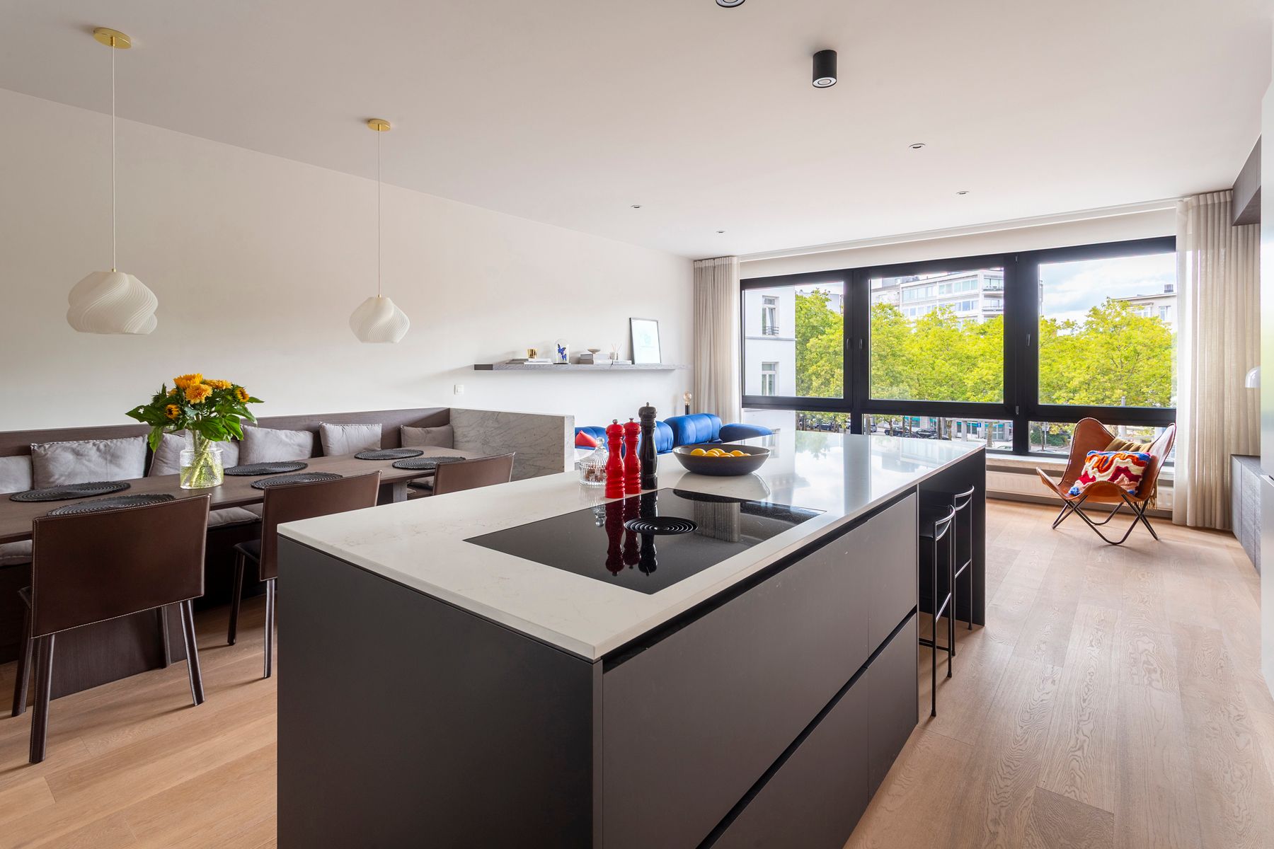 Stijlvol tweeslaapkamer appartement met terras nabij Zuid foto 3