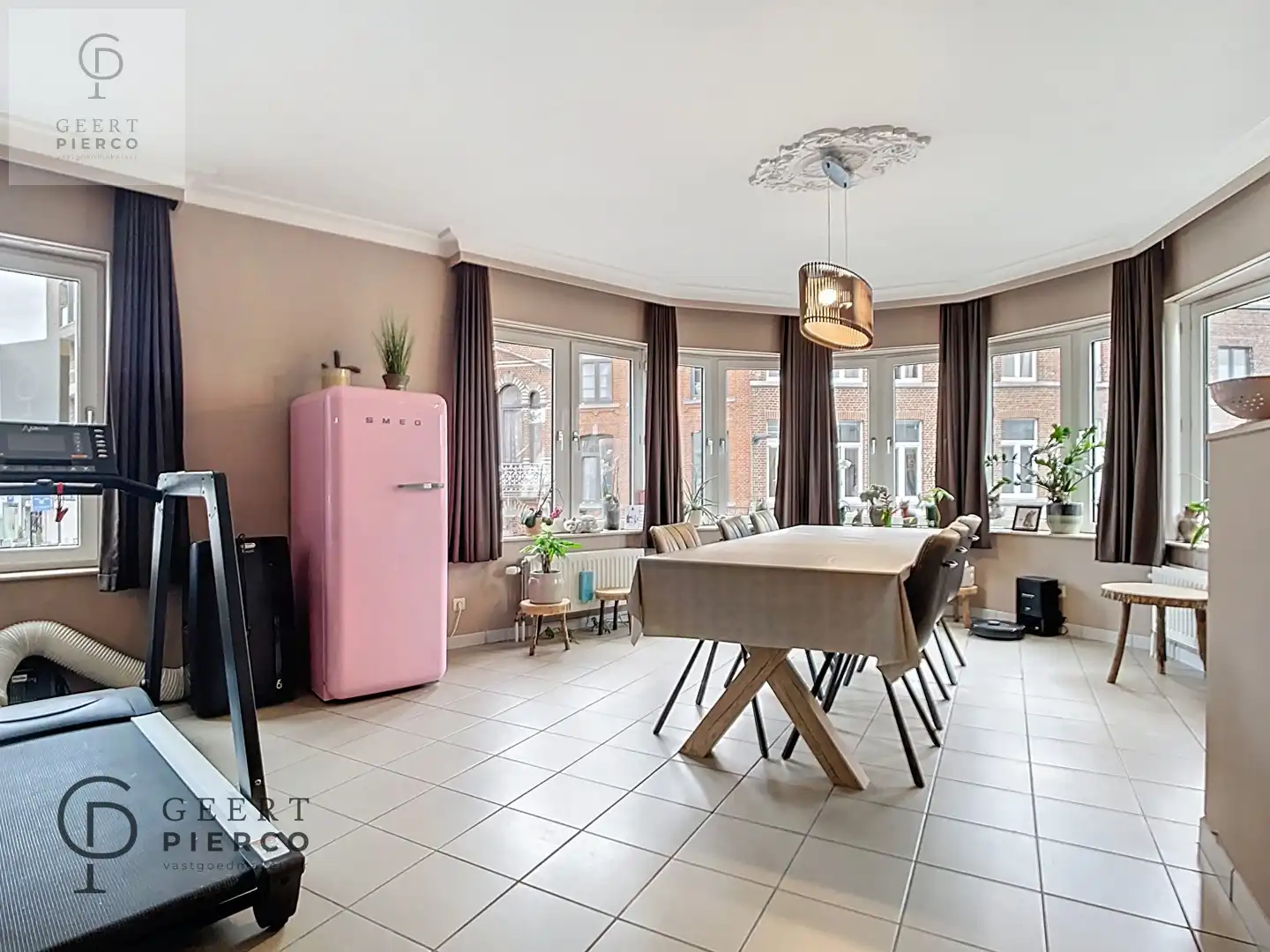 Aan Sint-Anneke 26 bus 101 te Sint-Truiden treffen we dit ruime appartement met drie slaapkamers, twee badkamers en kelder. De centrale ligging (200m van Grote Markt) zorgt voor een optimaal bereik van winkels, station, scholen en eveneens de groene omgeving van de stadsvesten en het stadspark. foto 10