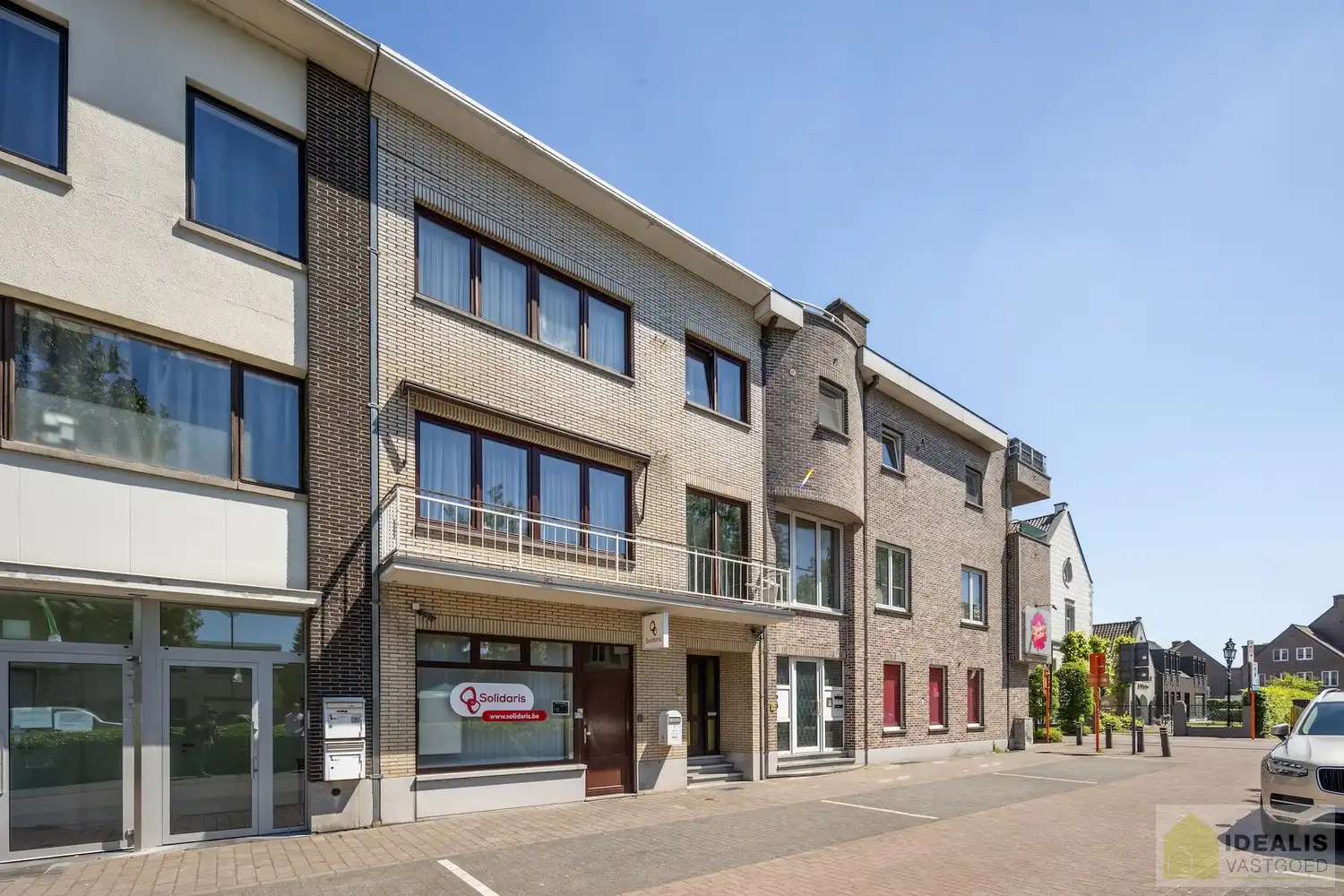 IDEALIS VASTGOED - OVERDRACHT AANDELEN PATRIMONIUMVENNOOTSCHAP MET IN HAAR ACTIEF MEERDERE ONROERENDE GOEDEREN GELEGEN TE STADSWAAG 3, STADSWAAG 5, STAD 1, STAD 3 en GROENSTRAAT 5, ALLEN IN HET CENTRUM VAN HAMONT (HAMONT-ACHEL)! – Geschikt voor zij die zoeken naar een interessante investering met verschillende mogelijkheden waaronder een vernieuwbouw bestaande uit 10 appartementen. foto 3