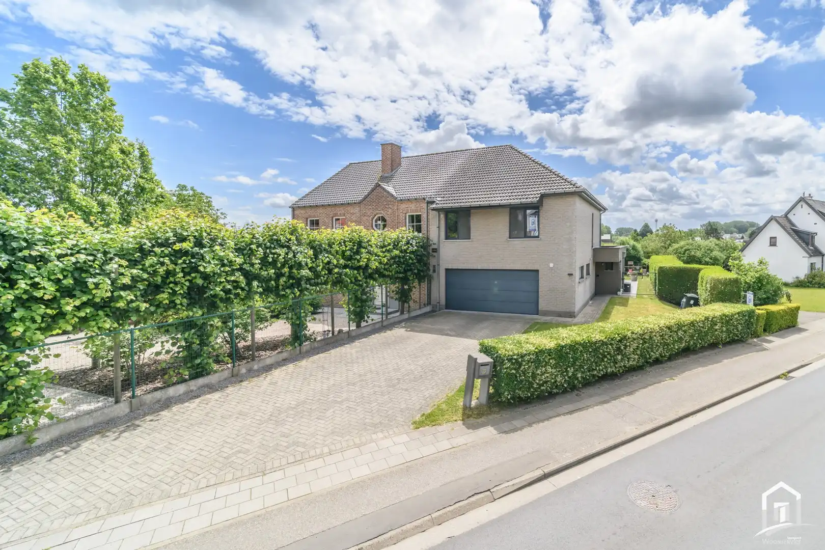 Zeer ruime, lichtrijke en energiezuinige gezinswoning. foto {{pictureIndex}}