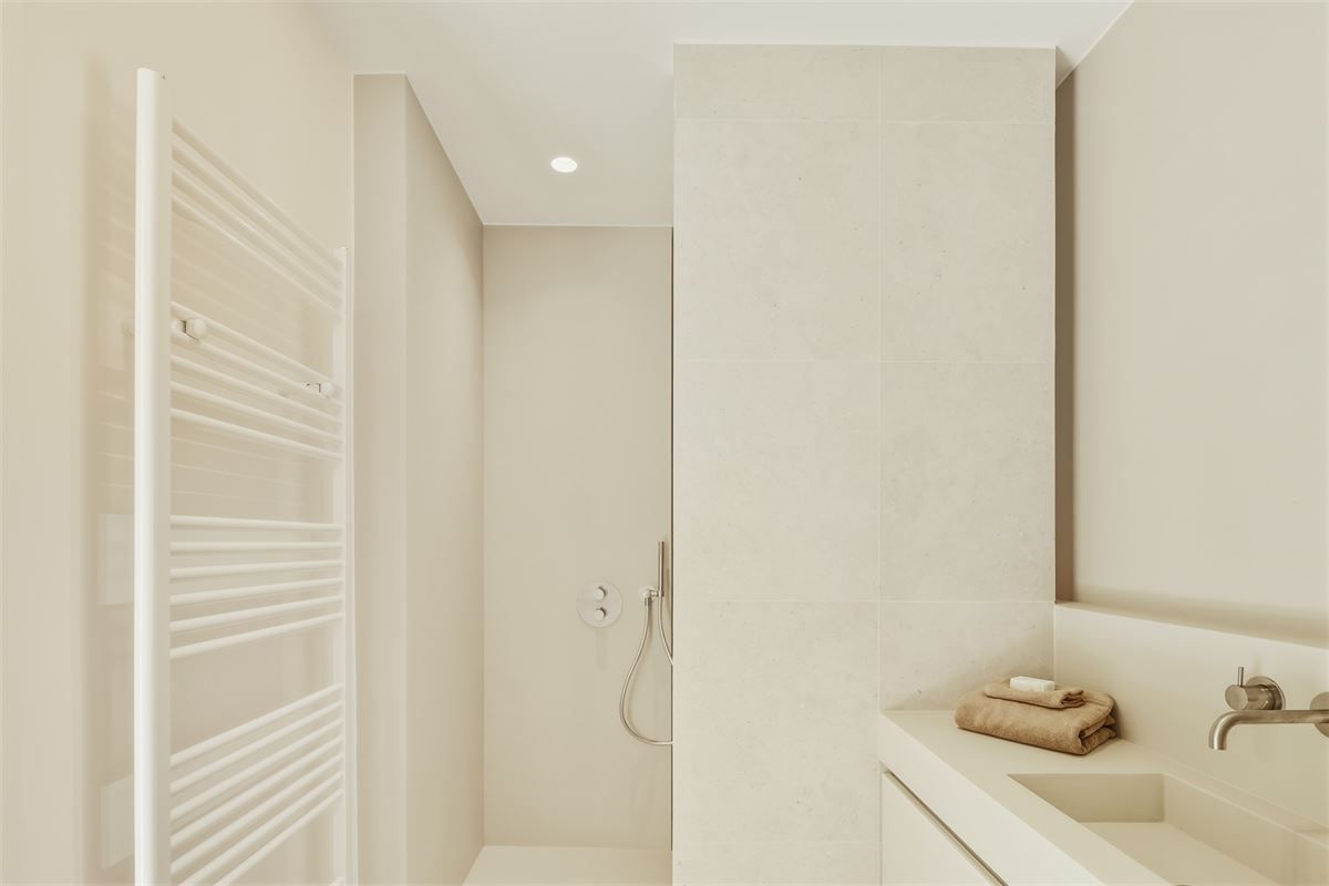 Luxueus gerenoveerd gelijkvloers appartement met 40m² terras foto 19