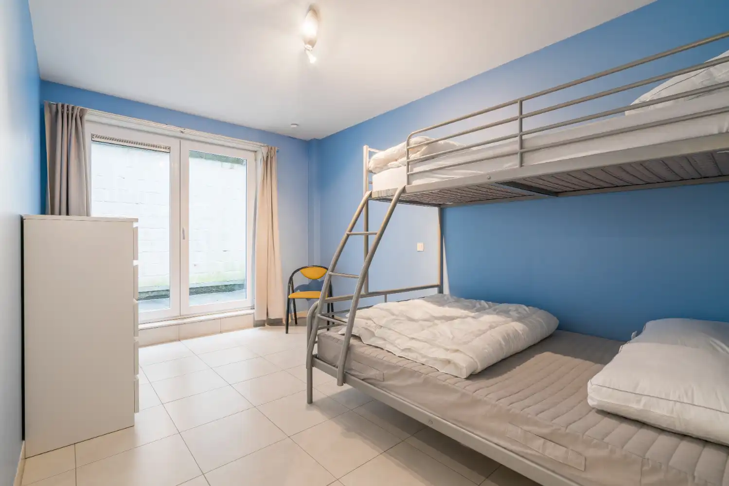 Ruim gelijkvloers appartement met drie slaapkamers en twee badkamers. In het centrum en dichtbij de Dijk en het strand van Blankenberge. Dit appartement wordt gemeubeld verhuurd. foto 9