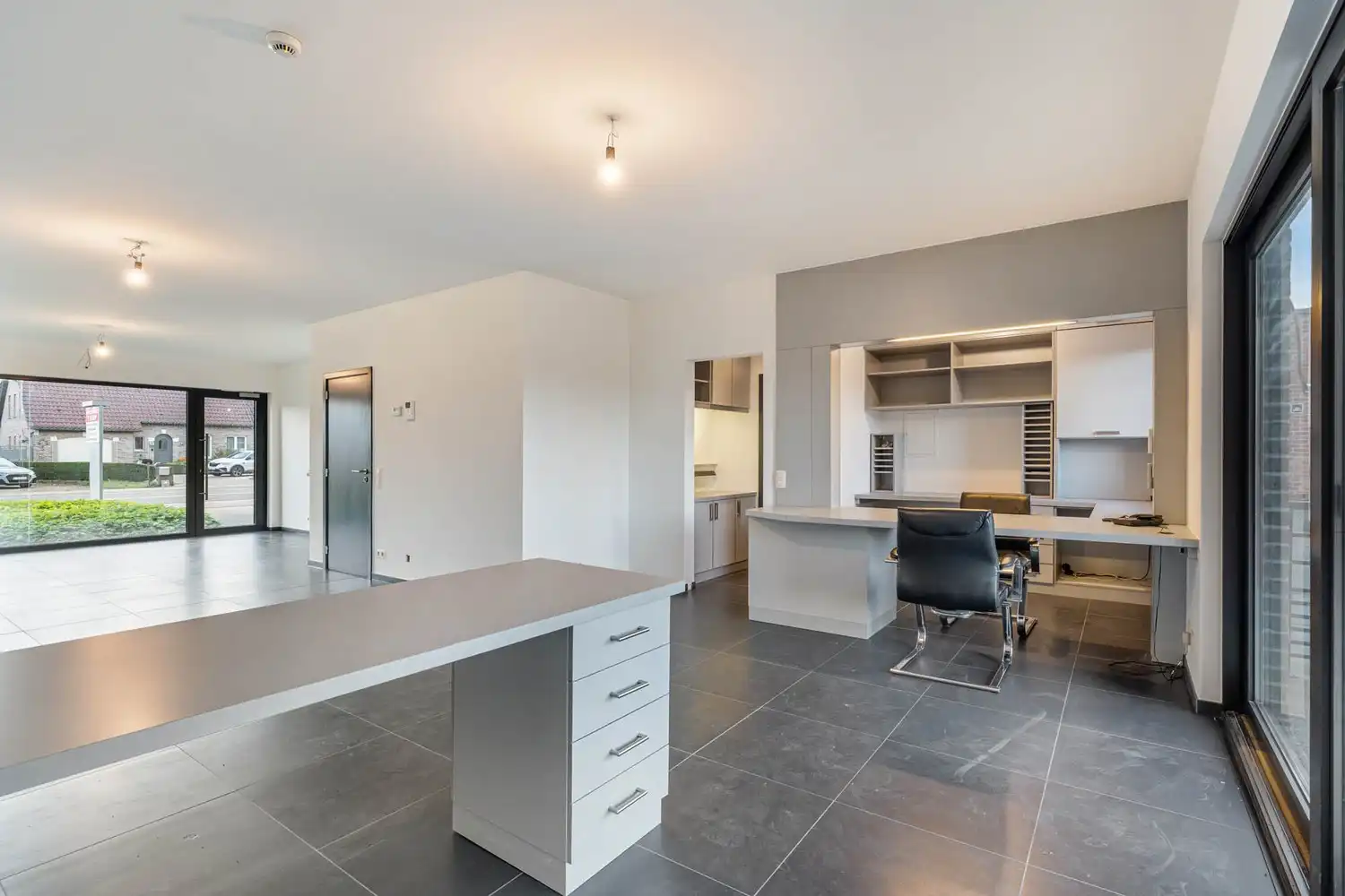 Recente, polyvalente en lichtrijke handelsruimte met 3 private autostaanplaatsen op een commercieel gunstige ligging te Kessel-Lo! foto 13