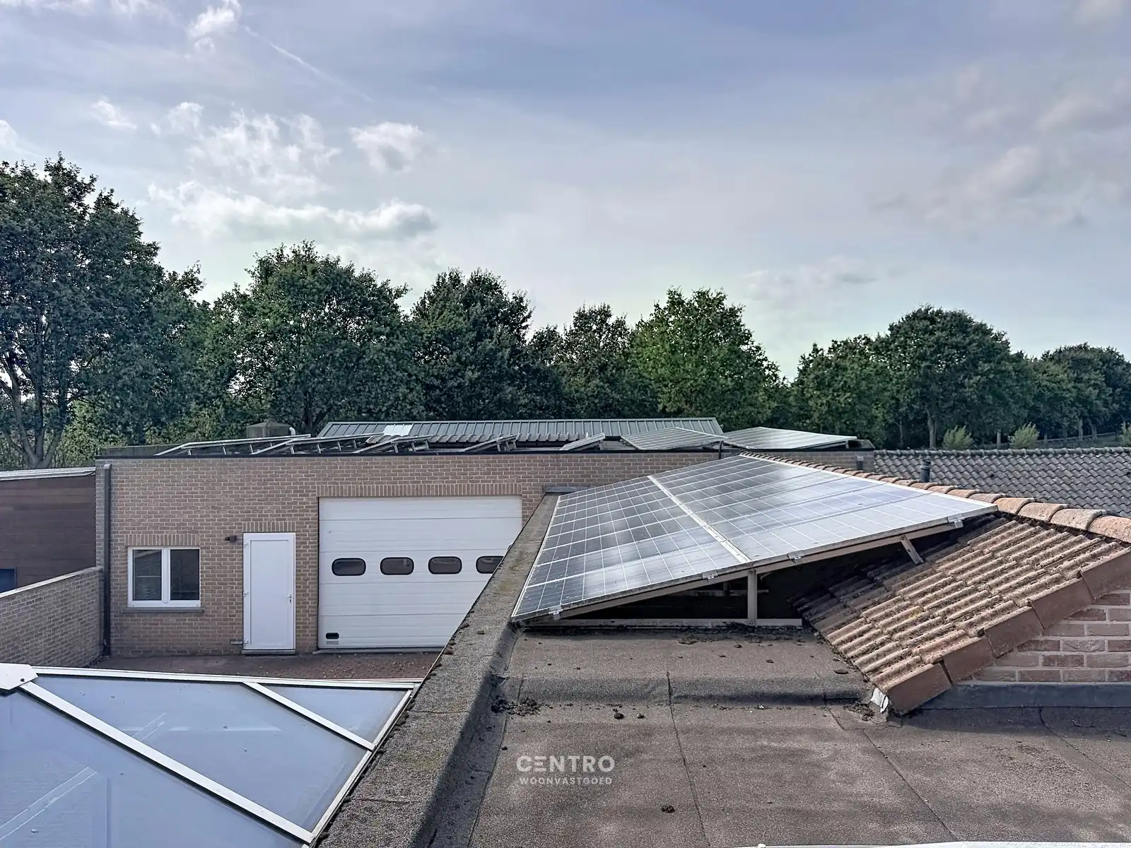 Ruime woning met opslagruimte in aangename omgeving! foto 3