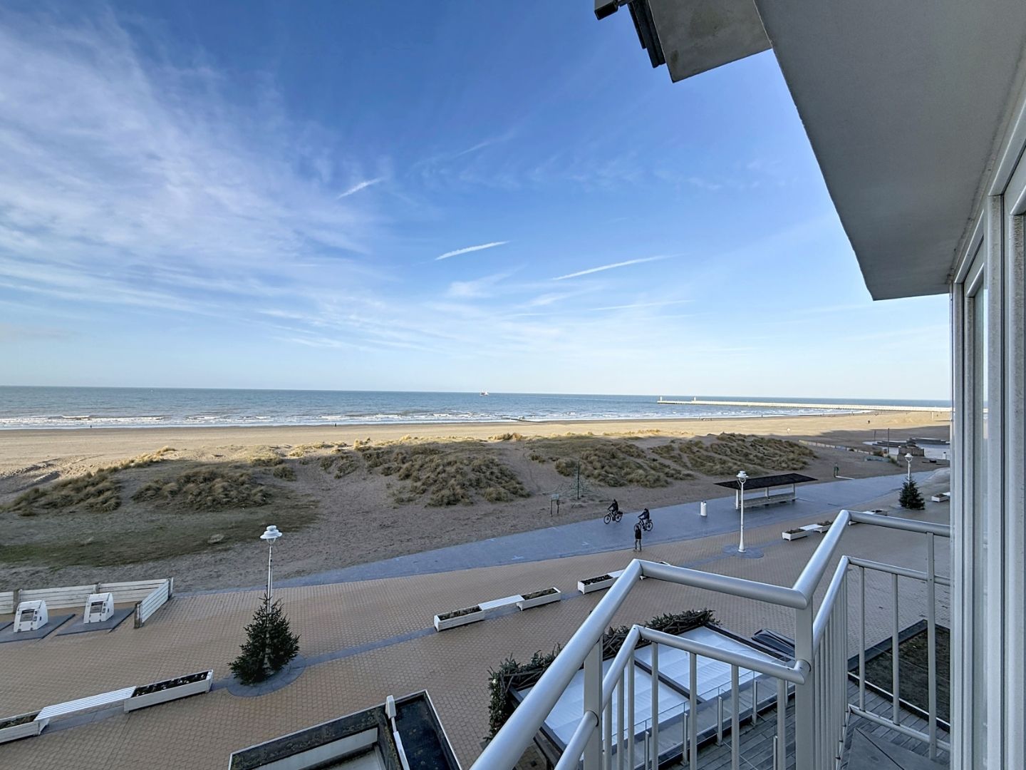 Ruim appartement met frontaal zeezicht in Nieuwpoort foto {{pictureIndex}}