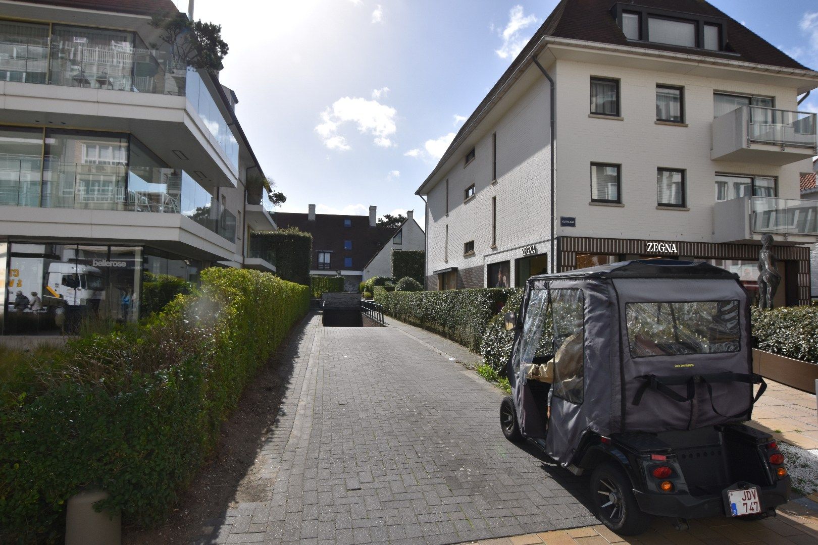 Autostaanplaats in een residentie op de Kustlaan nabij het Albertplein foto 2