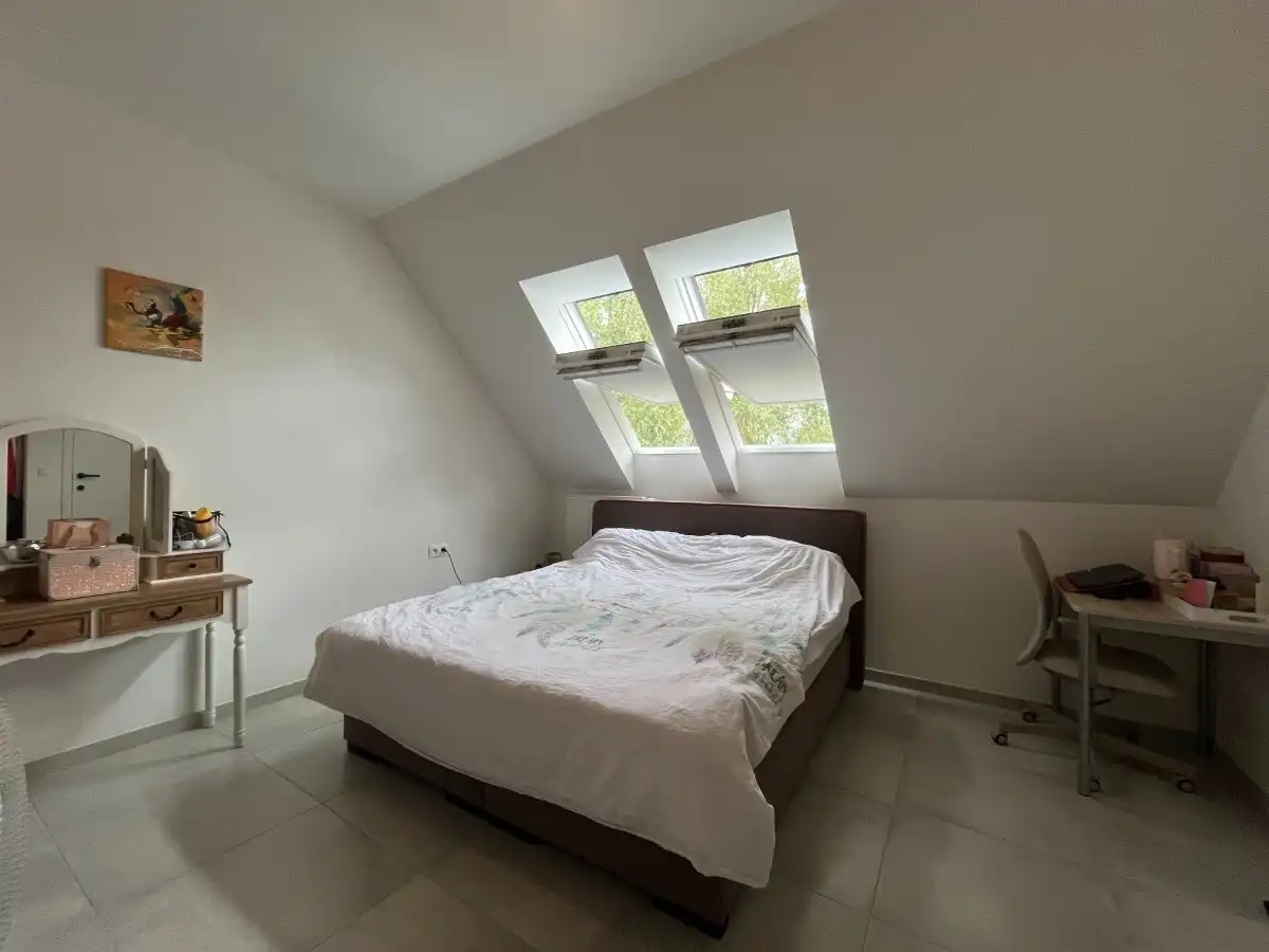 Moorslede – Instapklaar en lichtrijk dakappartement langs de Stroroute foto 8
