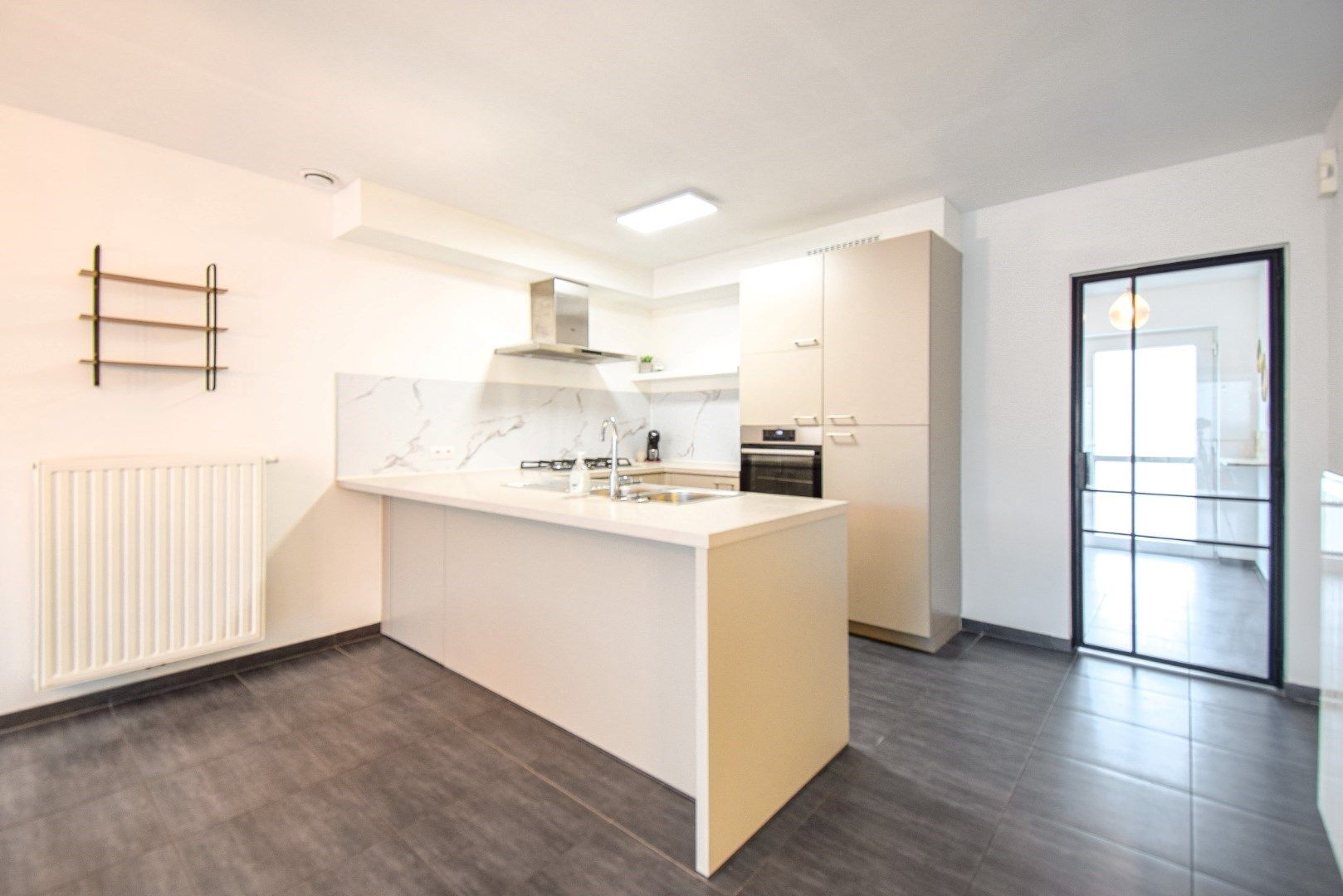 Instapklare woning met 3 slaapkamers en inpandige garage op centrale ligging te Zevekote foto 6