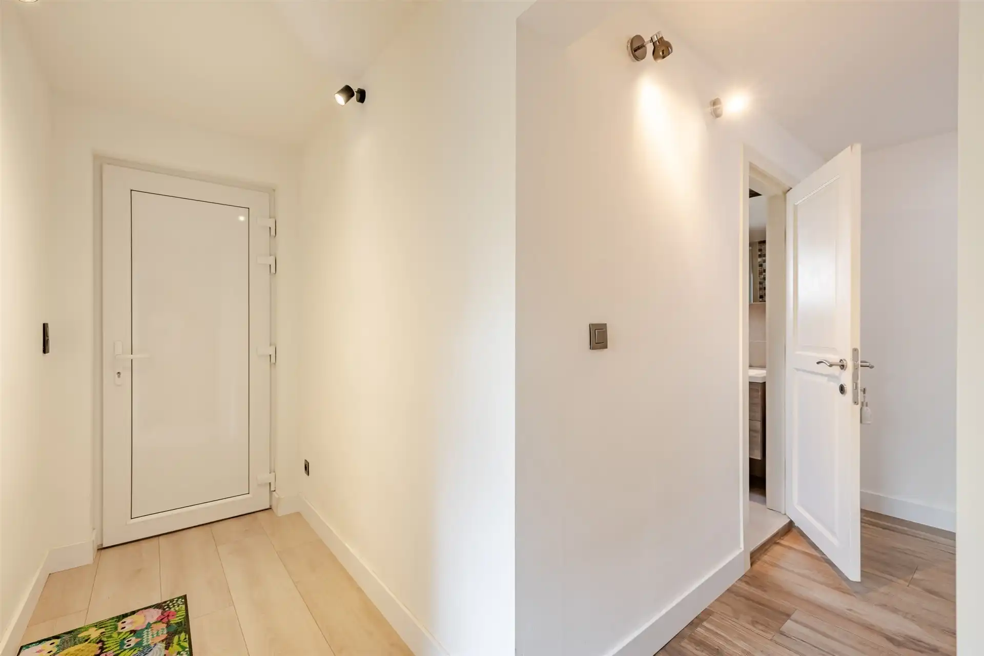 Instapklare halfopen woning met parking, Beveren - 2 slp foto 2