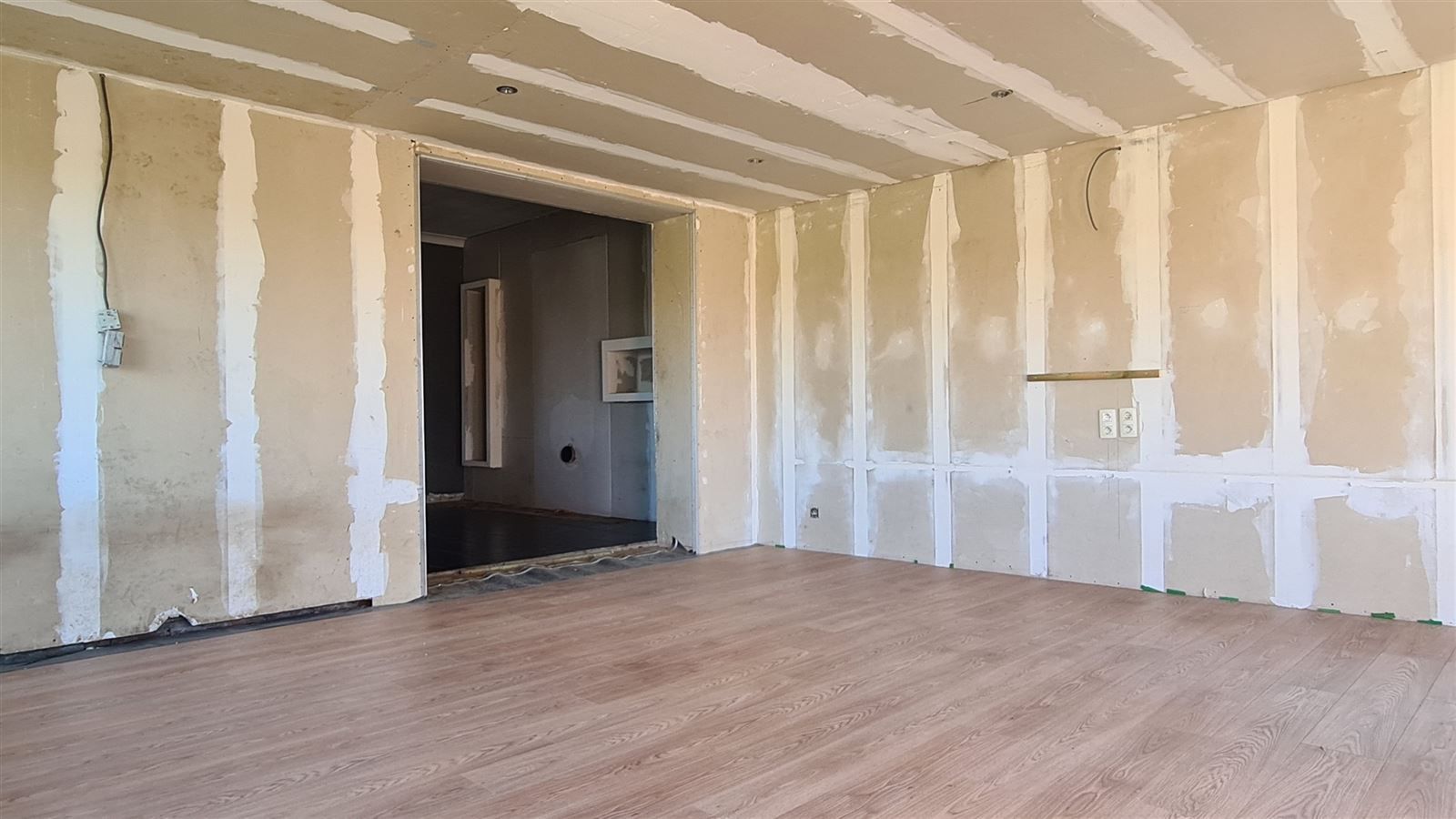 Deels gerenoveerde woning op rustige locatie! foto 5