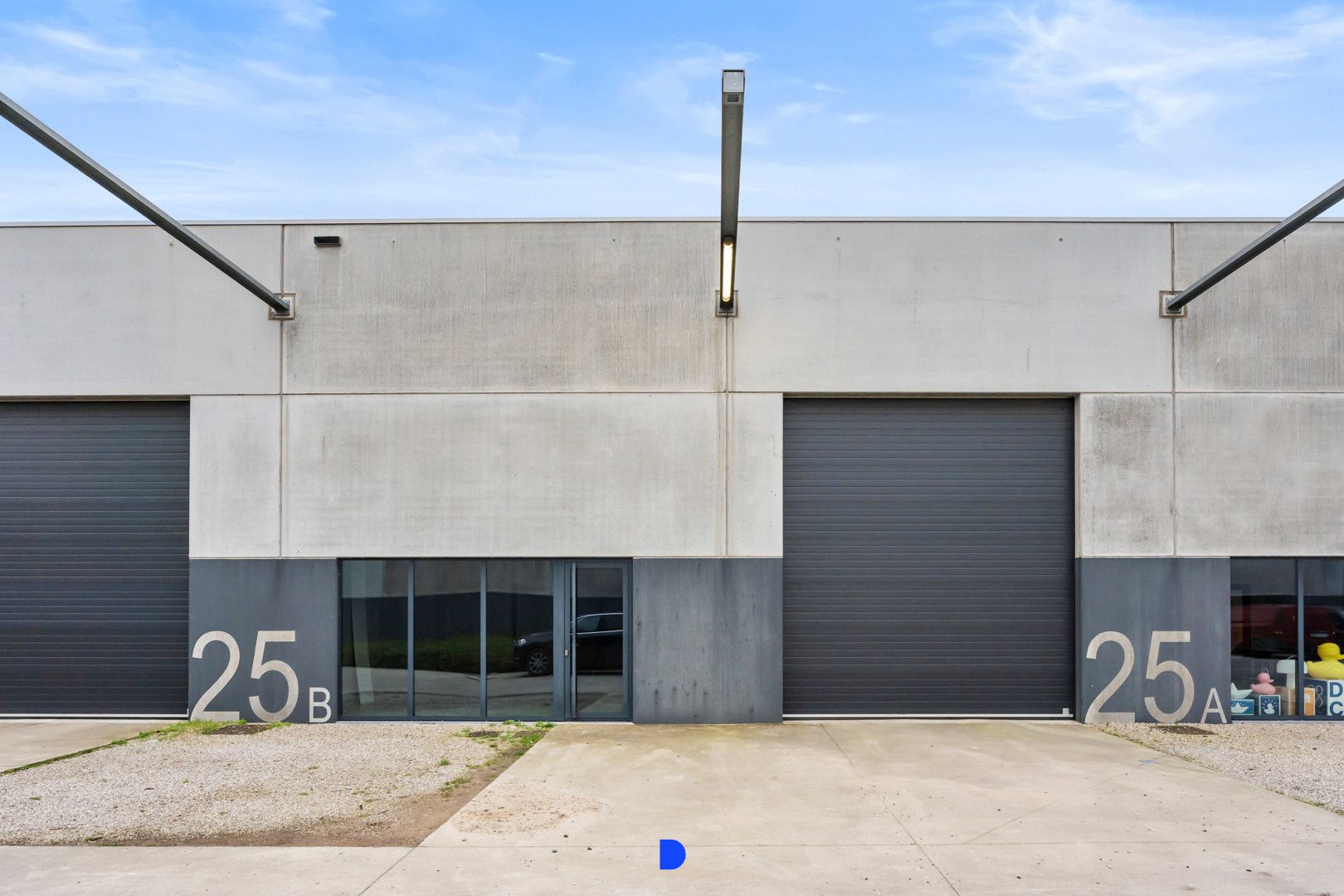 Recente loods van 360m² in Roeselare. foto {{pictureIndex}}