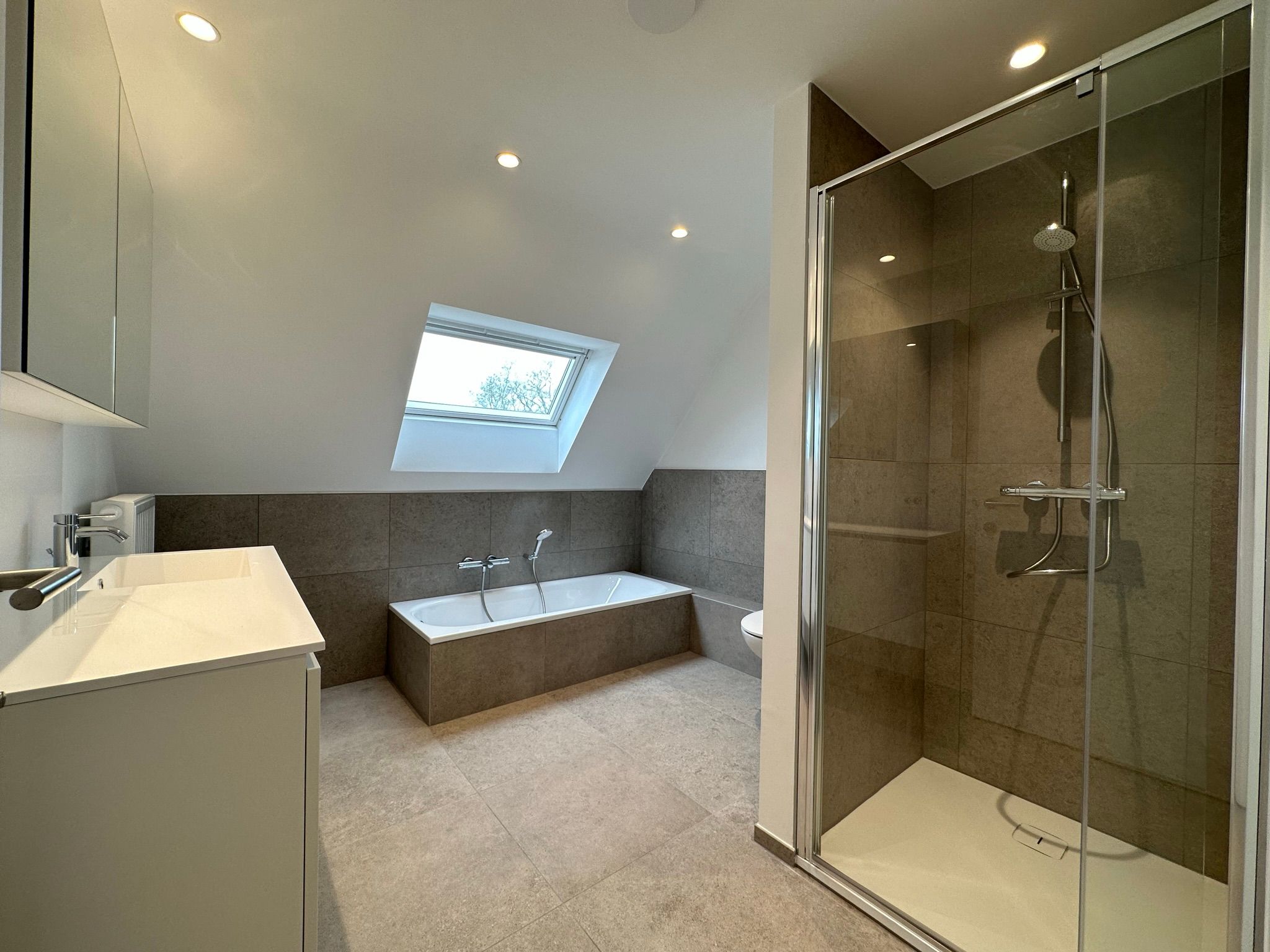 Recente nieuwbouwwoning met 4 slaapkamers foto 10