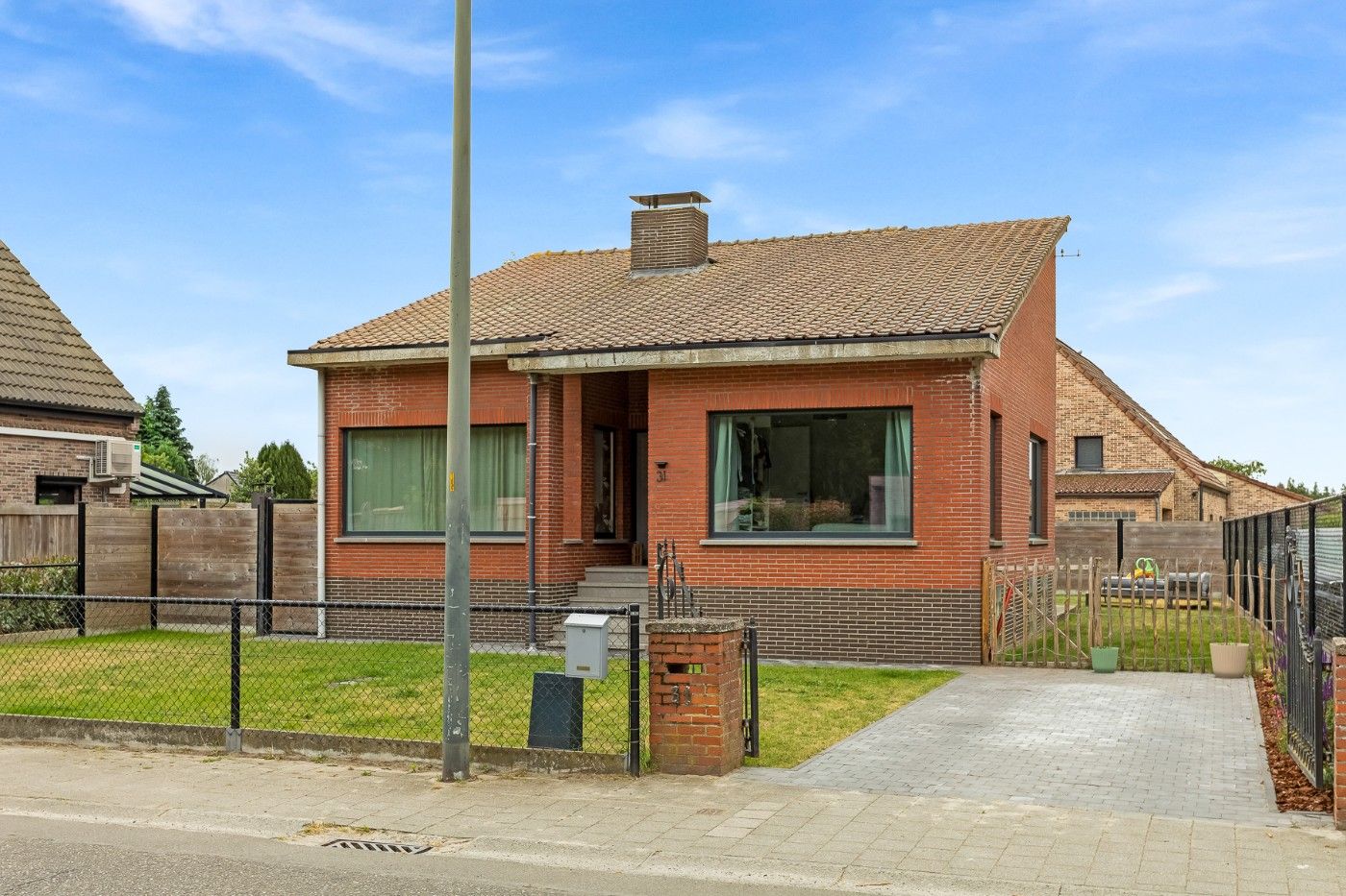 Vrijstaande, gerenoveerde woning met 2 slpk., garage, ruime souterrain, zolder en tuin foto {{pictureIndex}}