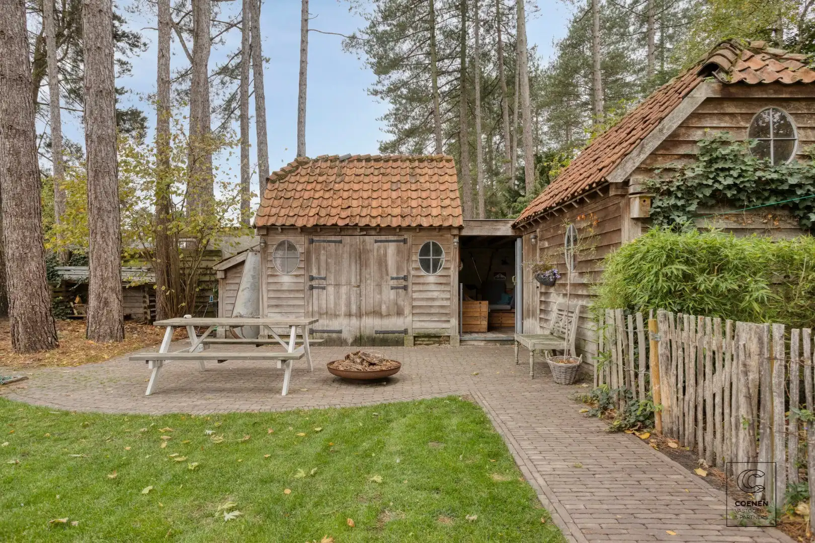 Prachtige woning met een bew. opp. van 302 m², 6 slpk, 3 bk en prachtige tuin met zwembad  foto 40