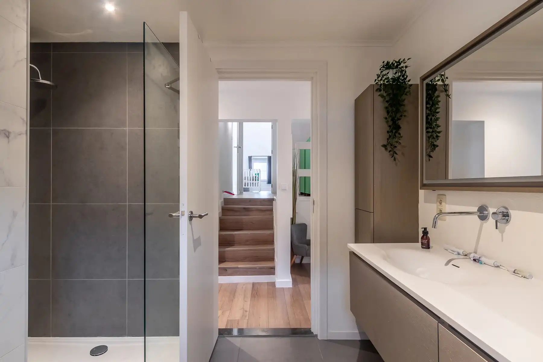 Ruime, gerenoveerde gezinswoning met 3 slaap- en 2 badkamers foto 19