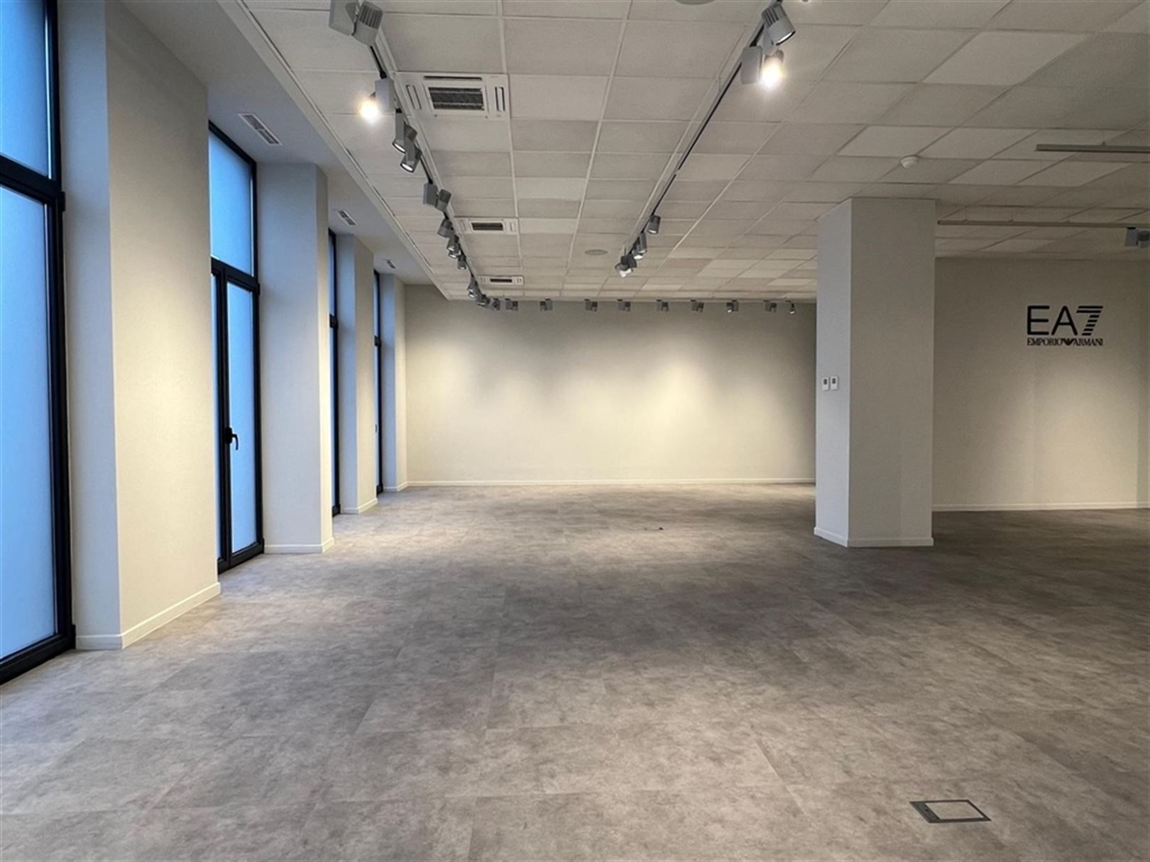 Voormalige showroom van Italiaans modemerk nabij Antwerpen-Centraal foto 2