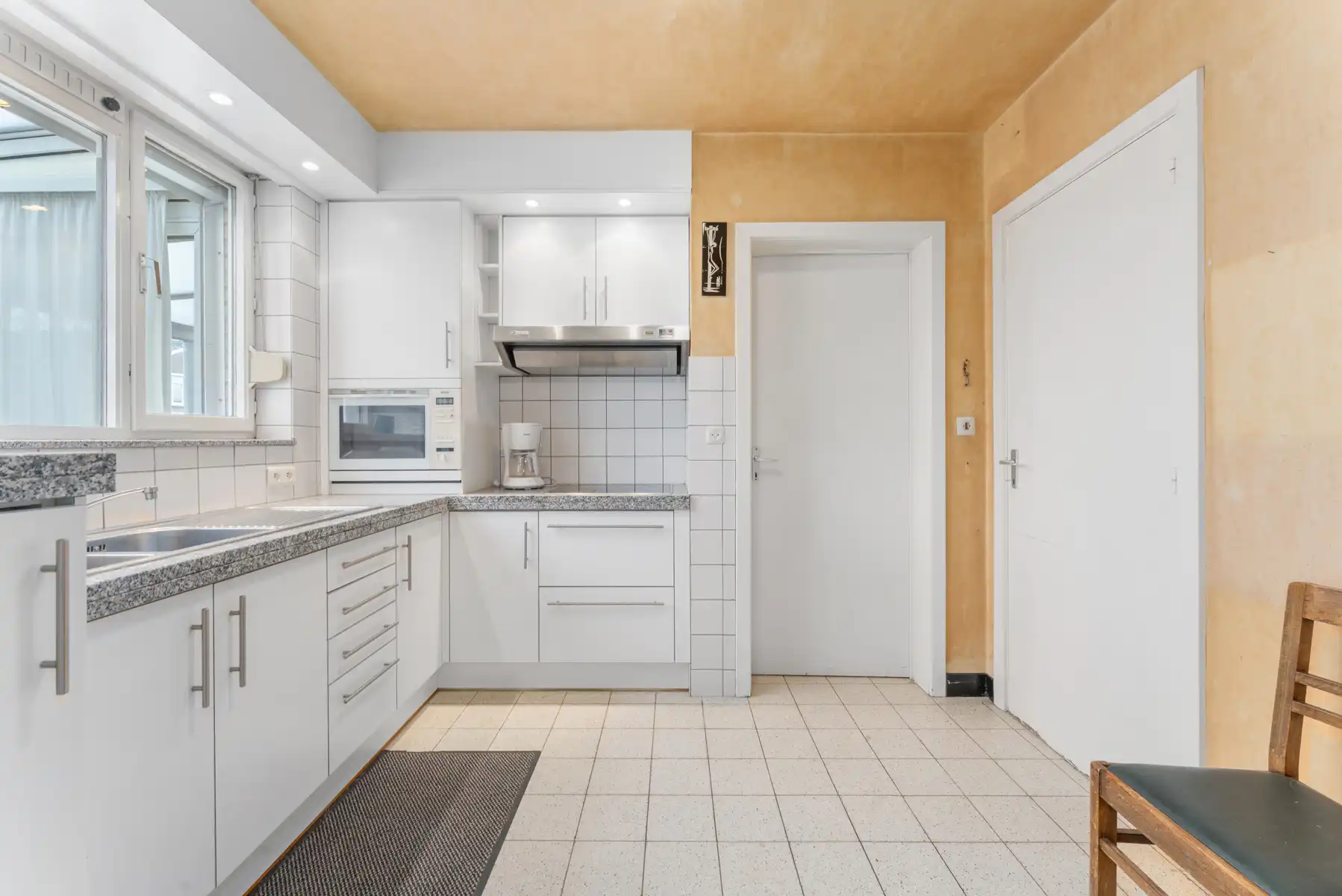 Lichtrijke ruime hoekwoning met 4 slaapkamers, veranda en garage foto 4